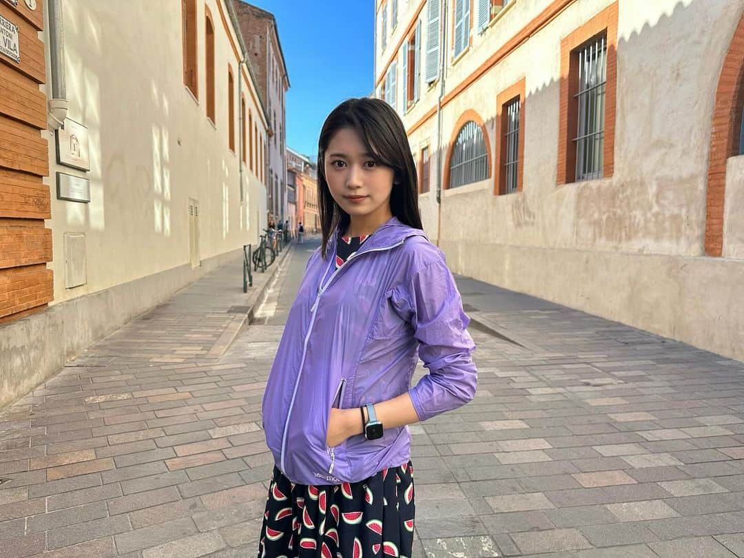 浅野杏奈のインスタグラム：「気温の変化が激しい10月  薄くて軽くて持ち運びやすいのに暖かいのです🤍  #marmot #pr #fashion」