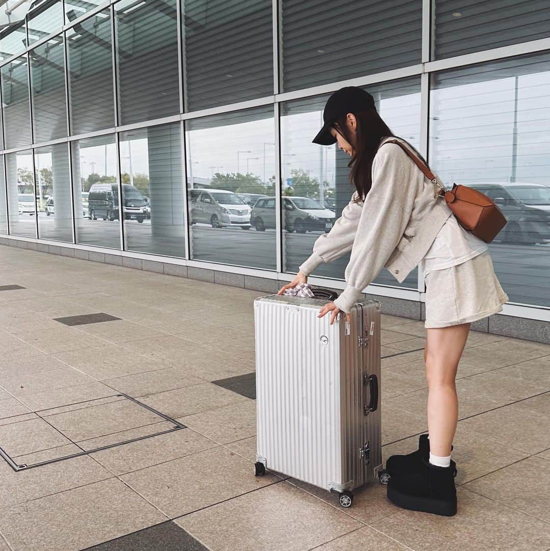 のインスタグラム：「. 渡韓コーデ🫱🏻🫱🏻🇰🇷 機内では楽ちん重視😘 ついたらちょっと寒かったからすぐ着替えた← 　 @willfully_official のセットアップ 楽ちんでめちゃくちゃ良い〜〜❤️❤️ 黒も欲しいな🥹 　 　 　 #アラフォーコーデ  #機内コーデ  #🐼の服」