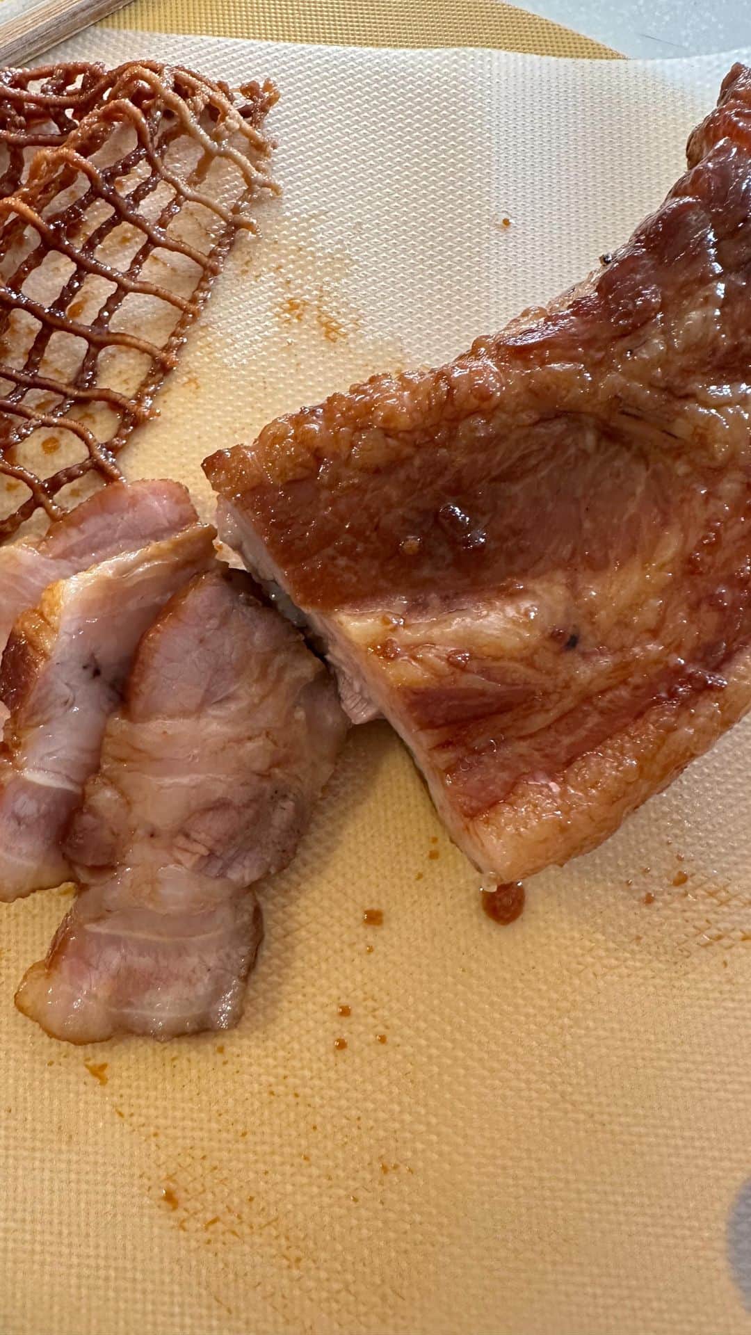 お弁当作りのアヤコのインスタグラム：「少しだけ残します🤏  今日の昼家事メニューは ・せつこの煮豚（私はアヤコですが、かくかくしかじかでせつこになりまして、説明が大変なので本編みてください😂） ・豚こまを丸める作業  最近、家事や料理や生活の諸々のモチベーションが下がっていたのですが、インスタライブをみてくださったたくさんの皆様にやる気をいただきました😭♥️ 環境や立場は違えども他愛もない話で笑えるって幸せ🥹 改めてインスタやってて良かったなって思いました（話が壮大になりがち）  これからもお調子者で適当でドジでノロマな私ですが末長くよろしくお願いします🥹♥️  せつこの煮豚レシピは適当なんですが 醤油（できれば甘めの) 水 みりん を 1:1:0.5の割合で入れて にんにくチューブもいれて タコ糸ぐるぐるして（なければやらなくていい） 豚かたまり肉（脂身少ないほうがよい） と一緒に小鍋にいれて (肉がひたひたくらいの量になってればok) アルミホイルくしゃくしゃした 落とし蓋して40分から1時間くらい煮る。 粗熱とっておわり。 醤油が濃口ならば砂糖やハチミツなどの甘みを足してもok 味がしょっぱくなりすぎないようにだけ 気をつけて♥ 簡単なので料理初心者さんも感覚で料理しやすいです！ ぜひアドリブきかせてやってみて！ 成功したら教えて♥ 失敗したら次につなげて😂」