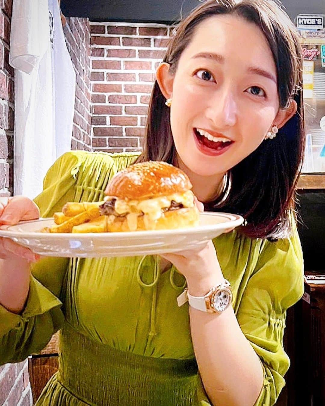 竹上萌奈さんのインスタグラム写真 - (竹上萌奈Instagram)「⁡ #お肉 ♡ #パン ♡ #チーズ ♡ #ポテト ♡ ⁡ これぞ、人類の欲望だけでできた#ハンバーガー 🍔 ⁡ 仲良しメイクさんの行きつけ😋 おいしかった♡ ⁡ その後は、私の希望で#ゲームセンター へ👾 ⁡ メイクさん、ワンチャレンジで 大きなお菓子獲得👏✨ ハンバーガーパワー🍔でしょうか…！！ ⁡ 雪崩のように倒れていったので、念のため店員さんにお声がけしてから(少々ドヤ顔で)お店を出ました😎  #グルメバーガー #おいしいごはん  #神戸ランチ #ufoキャッチャー #飯テロ」10月5日 19時58分 - takegami_moena