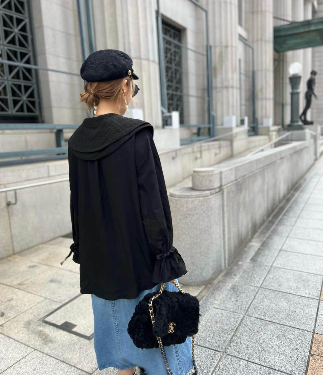 rinさんのインスタグラム写真 - (rinInstagram)「⁡ ⁡ ⁡ ⁡ ⁡ お気に入りのブラウス🌼 ⁡ スカート合わせも可愛いくて好き。 ⁡ ⁡今時期オフィス行ったら ブラウスがスタッフと被るあるある🤭嬉 ⁡ ⁡ ⁡ ⁡ ⁡ ⁡ ⁡ #baybeeonline#glowplus#chanel#fashion#coordinate##厚底ブーツ#シャネル#ママコーデ#ママファッション#大人カジュアル」10月5日 19時51分 - rinrin87