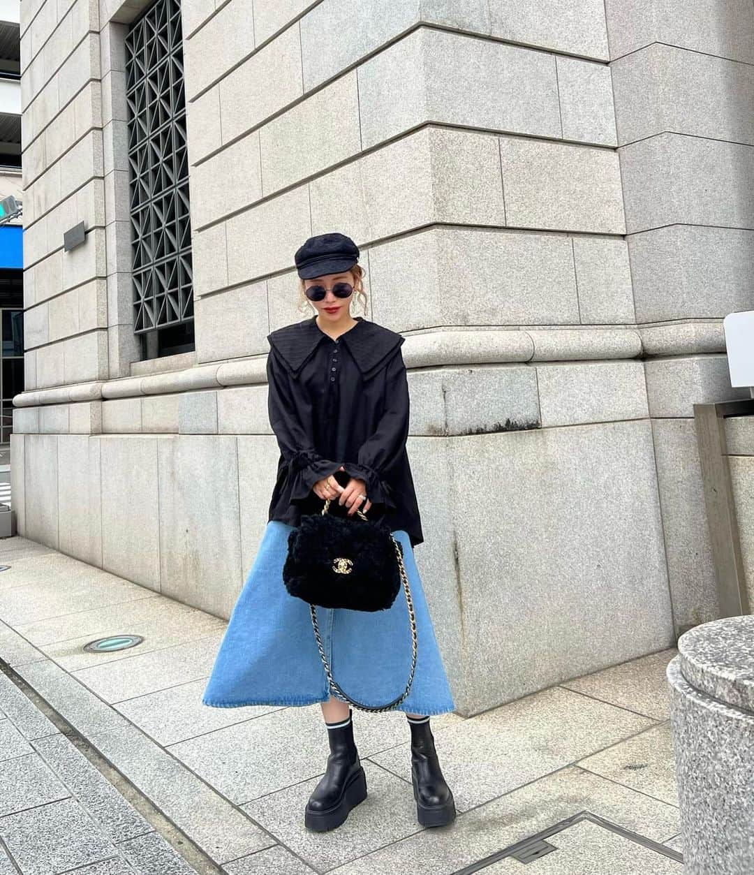 rinのインスタグラム：「⁡ ⁡ ⁡ ⁡ ⁡ お気に入りのブラウス🌼 ⁡ スカート合わせも可愛いくて好き。 ⁡ ⁡今時期オフィス行ったら ブラウスがスタッフと被るあるある🤭嬉 ⁡ ⁡ ⁡ ⁡ ⁡ ⁡ ⁡ #baybeeonline#glowplus#chanel#fashion#coordinate##厚底ブーツ#シャネル#ママコーデ#ママファッション#大人カジュアル」