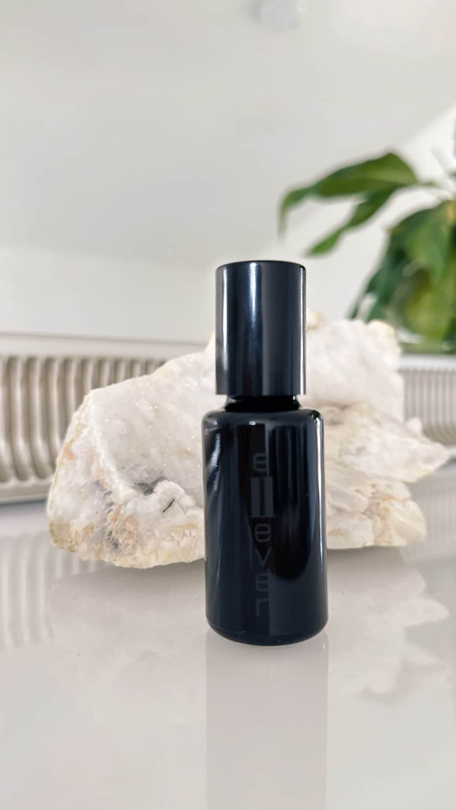 キャット・ディーリーのインスタグラム：「Now I have a new signature scent to match my new life chapter 🖤 @e11evenfragrance   This could not be more divine! Perfume oil and aromatherapy in one beautiful package!   @catdeeley @amanda.grossman what you’ve created here is gorgeous and I’m so thrilled to wear this daily and waft it around everywhere I go! I keep sniffing my wrists with an mmmm 🤣 and it changes every time. GORGEOUS! 👏   Thank you! LOVE it! 🖤  💋 Lou  #e11evenfragrance #gifted #perfume #aromatherapy #amplifiedagency #youamplified #signaturescent #essentialoils #grounding」