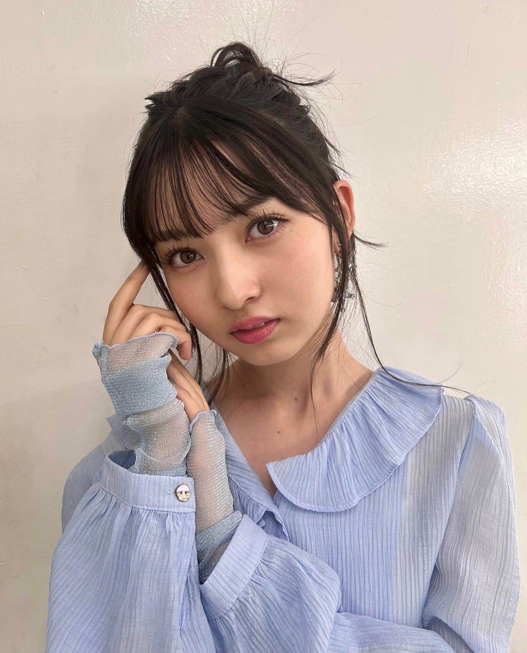 川原美杏のインスタグラム：「ニコラ11月号『メイクラバーモのこだわりコスメ全部見せ♡』のオフショです‪‪☺︎‬  メイク大好きなニコモ7人で私物コスメを使ってメイクをしてます♡私はアイライン＆マスカラを紹介してるよ〜♩ ぜひニコラ11月号チェックしてねー！  #ニコラ #ニコモ #nicola #ニコラ11月号発売中 #川原美杏」