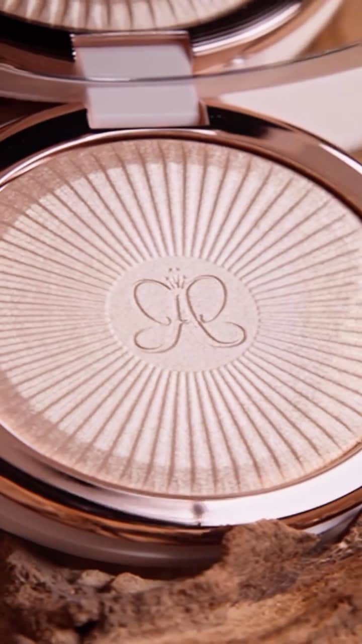 Anastasia Beverly Hillsのインスタグラム：「We know, we know — IT’S ABOUT **** TIME!!!! 😅  Introducing Glow Seeker Highlighter in Sun Idol, a shimmering champagne gold that has the PERFECT combo of a smooth finish and ultra-beam effects for a-lit-from-within glow 💫  Launching 10/13 EXCLUSIVELY on the @sephora app! 😍  #AnastasiaBeverlyHills」