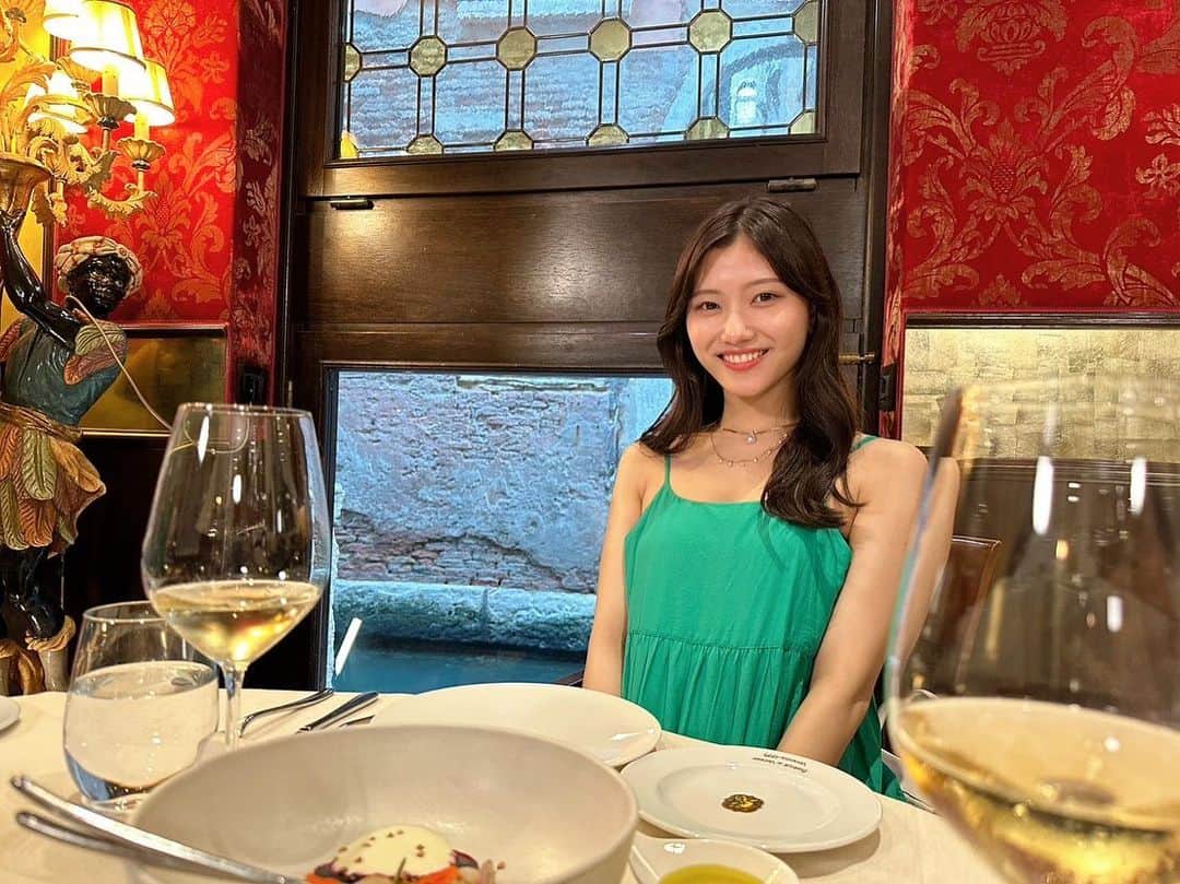丸山蘭奈のインスタグラム：「シンデレラジャーニー、本日最終話の第8話が配信開始されました☺︎ イタリアでの思い出載せていきます☺︎☺︎  水の都、ヴェネツィアでの写真🪄 街並みが本当に素敵だった🏞  この緑のワンピース、色んな方に褒めていただけて嬉しい☺️🤍  #lemino  #レミノ  #シンデレラジャーニー」