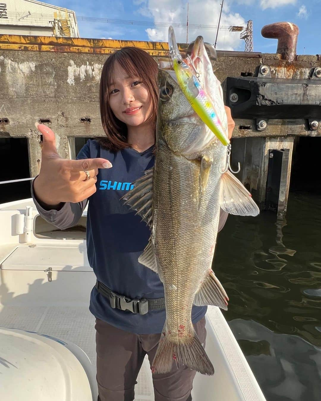 伊賀愛優菜さんのインスタグラム写真 - (伊賀愛優菜Instagram)「･ 10/4 昨日シーパラダイスで インショア便に行ってきました！🌊  「 Lure.SHIMANO Dive Assasine」  ミノーで釣るシーバス面白すぎる！  1枚目のシーバスは 停泊している台船際30cm以内をキャストすると3.4匹ぐらい一気にルアーを追ってきてそのうちの1匹がルアーを抜き上げ間際に目の前でバイト！ あのバイトする瞬間を目の前で見ると 超興奮…😳💗  2枚目のシーバスは シェードになっているストラクチャーを穴撃ちしてしっかり食わせました！ バイトしてくる瞬間がやっぱりたまらん🥹✨️  またほか釣れたものも後日載せますね〜！  ･  タックルデータ ロッド: SHIMANO DIALUNA BS B68ML リール:SHIMANO Metanium HG ルアー:(1枚目)SHIMANO Dive Assassin FLASHBOOST 99F スケイワシ (2枚目) SHIMANO Dive Assasine FLASHBOOST 99F キャンディ ライン:TORAY SOLAROAM POLYAMIDE PLUS 14lb ･ #インショア #大阪湾 #シーバス #シーパラダイス #shimano #シーバス釣り #釣り #アングラー」10月5日 19時54分 - ayugram_125