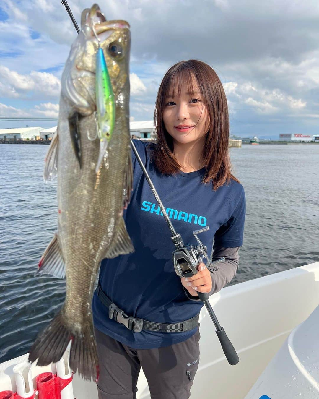 伊賀愛優菜のインスタグラム：「･ 10/4 昨日シーパラダイスで インショア便に行ってきました！🌊  「 Lure.SHIMANO Dive Assasine」  ミノーで釣るシーバス面白すぎる！  1枚目のシーバスは 停泊している台船際30cm以内をキャストすると3.4匹ぐらい一気にルアーを追ってきてそのうちの1匹がルアーを抜き上げ間際に目の前でバイト！ あのバイトする瞬間を目の前で見ると 超興奮…😳💗  2枚目のシーバスは シェードになっているストラクチャーを穴撃ちしてしっかり食わせました！ バイトしてくる瞬間がやっぱりたまらん🥹✨️  またほか釣れたものも後日載せますね〜！  ･  タックルデータ ロッド: SHIMANO DIALUNA BS B68ML リール:SHIMANO Metanium HG ルアー:(1枚目)SHIMANO Dive Assassin FLASHBOOST 99F スケイワシ (2枚目) SHIMANO Dive Assasine FLASHBOOST 99F キャンディ ライン:TORAY SOLAROAM POLYAMIDE PLUS 14lb ･ #インショア #大阪湾 #シーバス #シーパラダイス #shimano #シーバス釣り #釣り #アングラー」