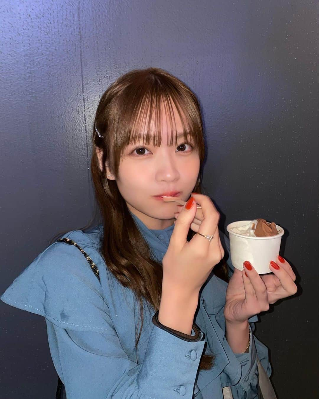 中村果蓮のインスタグラム：「雨降ってて寒かったけどジェラート貰ってたべた🍨おいしかった〜¨̮ ¨̮ ¨̮（雨で服濡れてる笑 ・ ・ #ジェラート #甘党  #秋服  #ワンピースコーデ  #ワンピース  #巻き髪  #ロングヘア  #ヘアアレンジ  #ブラウンカラー  #表参道  #japan」