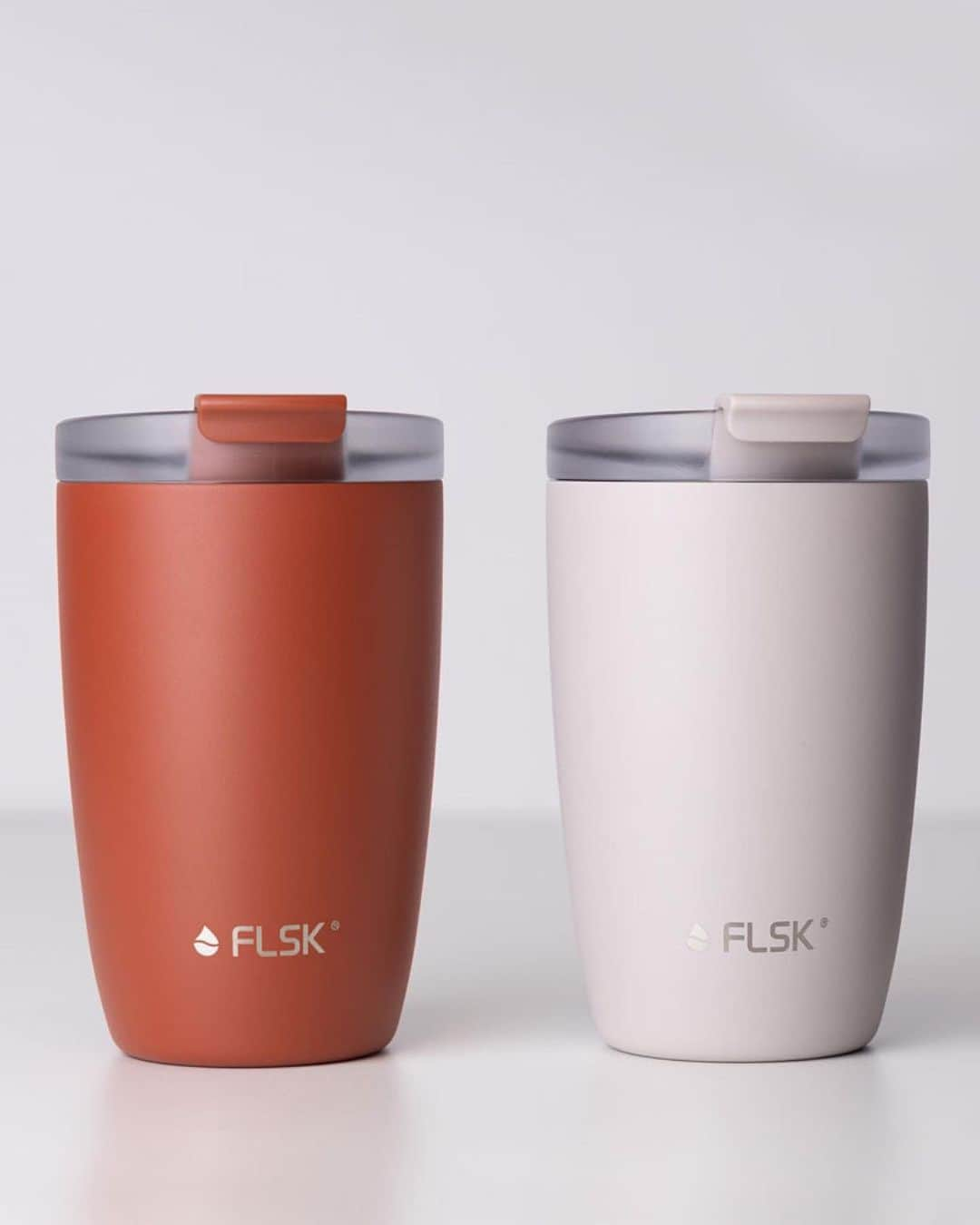 FLSK JAPANのインスタグラム：「CUP 2023年秋カラーの販売開始のお知らせ✨  FLSK社のタンブラー「CUP」の新色の販売を公式サイトにて開始いたしました！  ・Brick（ブリック） FLSK本社所在地であるミュンヘンのレンガ造りの街並みから着想を得たカラー。 落ち着いた雰囲気を醸し出します。  ・Chalk（チョーク） 柔らかいウール毛布のような、あたたかみのあるカラー。日常をよりエレガントに演出します。  どちらも秋らしいカラーとなっております。  公式サイトは、 @flsk.japan プロフィールのURLから飛ぶことができます✈️  * *  #誕生日ギフト #商品紹介 #ギフトにおすすめ #人と被らない　#日常 #おしゃれ #暮らし #暮らしを楽しむ #丁寧な暮らし #タンブラー」