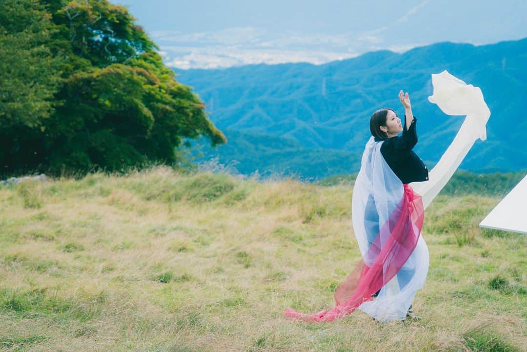 阿部真央のインスタグラム：「「心の奥へ橋をかける」それが今回のツアーのテーマです。  安らぎはいつだって心の中にある。すこし忘れやすいだけで。 忙しかったり、悲しかったり、寂しかったり、眠れなかったりするとすぐ、自分に優しくすることを私たちは簡単に忘れてしまうから、 ちょっとだけでも思い出してね。 頑張ってるあなたのことは、あなたが1番褒めてあげなきゃいけない。  明日からのツアーは、みんなの心の中にある それぞれの安らげる場所への架け橋になれるような歌を届けに行きたいなぁと思います。 少しばかり厚かましいテーマですが本気です！  安らいだらその次は静かなパワーが湧いてきて、みんなで益々いい感じになると思う！多分！笑  今のそのままの自分で届けにいくので、ゆるりと楽しみに会いにきて下さい。 今回会えないみんなにも巡り巡ってパワー届くように意図しておきます🙌  みんなに歌うのが私の生きる意味です。 また歌う場所をくれて本当に本当にありがとうね。 よろしくお願いします。  真央  photo by Ryuji Kainuma @ryuji_kinmruj  #阿部真央 #IGPtour_abemao」