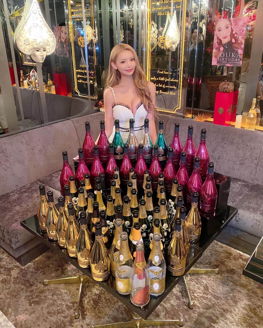 エリカのインスタグラム：「先月の🥂✨お店の周年もあって、忙しくさせて頂きました👼お客様たちに感謝すぎる尊敬すぎる本当にありがとうございます🥲💕 #ベネ東京 #六本木 #好きなシャンパンは赤マンドです #気をつけてください」