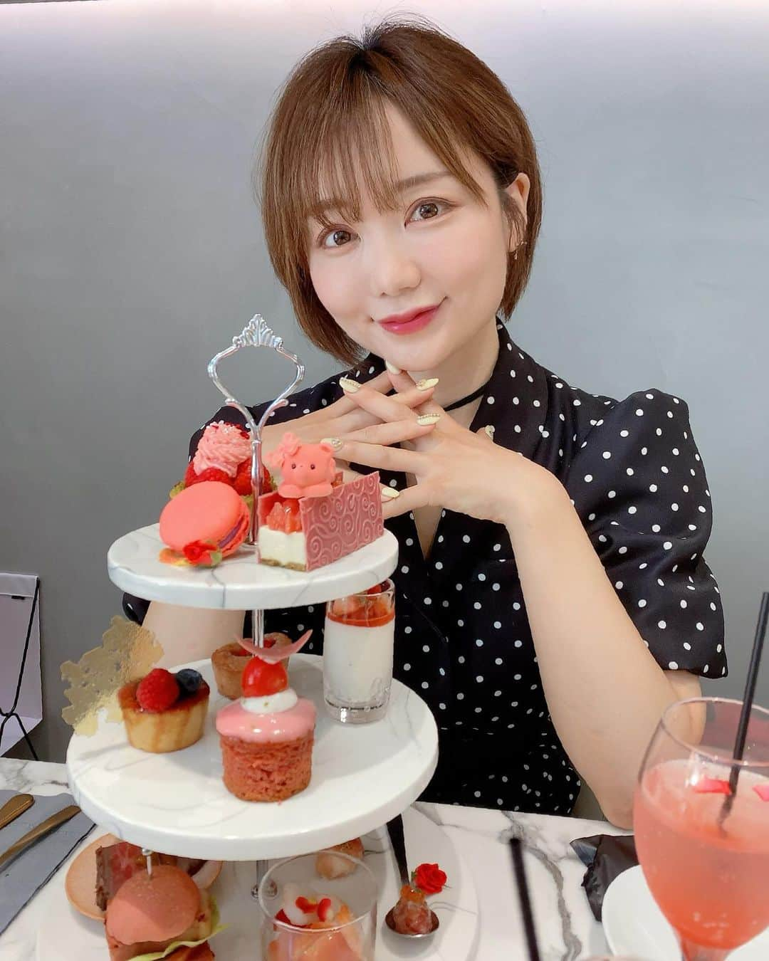 Roseのインスタグラム：「💋🧸🇫🇷🍫🍓💋  『ムーラン・ルージュ！ ザ・ミュージカル』×ルワンジュ東京 限定カフェ  コラボアフタヌーンティー🫖  ヌーミーのフレンチカンカンがツボでした🧸🇫🇷👠 ミュージカルも観てアフヌンも行けて嬉しい〜🌹✨  〜LOUANGE TOKYO Le Musee〜 @louangetokyo_lemusee   #アフタヌーンティー #ムーランルージュ  #ムーランルージュザミュージカル  #コラボアフタヌーンティー #アフヌン  #銀座 #銀座アフタヌーンティー  #東京カフェ巡り #ヌーミー  #ヌーミーが乗ってるアフタヌーンティー」