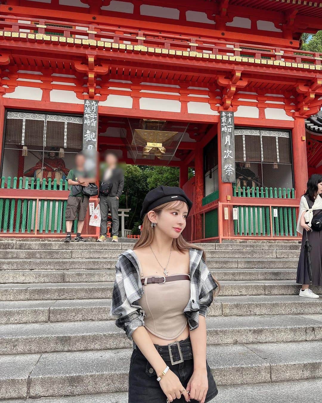 はるぽんさんのインスタグラム写真 - (はるぽんInstagram)「街並みからも和を感じれて、 ふらっと歩いてるだけで楽しい京都✊🏻🤎 ⁡ 有名な縁切り神社あったから興味本位で 今特に縁切りたい人おらんけど行ってみたい！言うたら 行かんでいいやんってごもっともなこと言われた…😂 ⁡ #八坂神社  #京都観光 #神社巡り」10月5日 20時07分 - harupon96