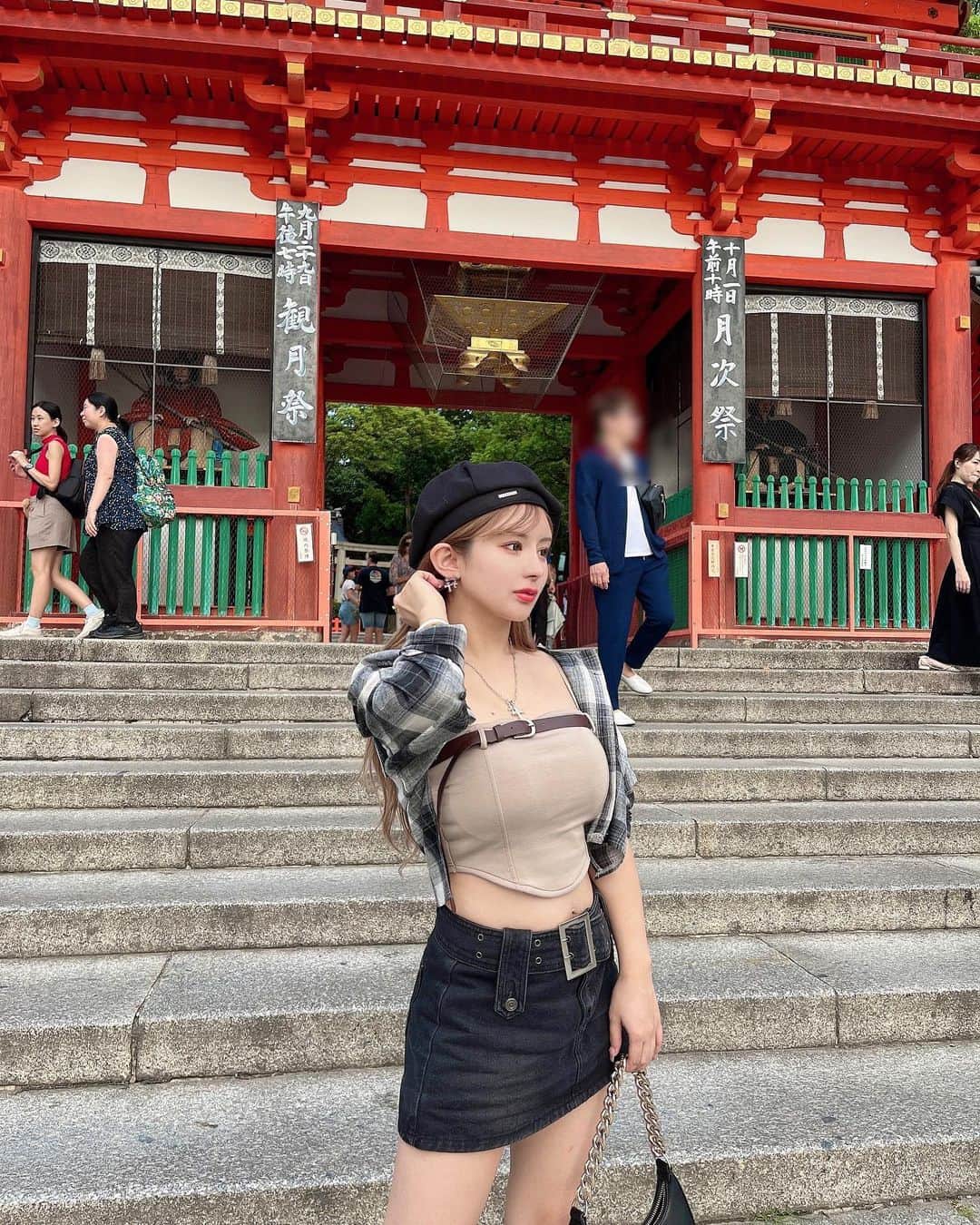 はるぽんさんのインスタグラム写真 - (はるぽんInstagram)「街並みからも和を感じれて、 ふらっと歩いてるだけで楽しい京都✊🏻🤎 ⁡ 有名な縁切り神社あったから興味本位で 今特に縁切りたい人おらんけど行ってみたい！言うたら 行かんでいいやんってごもっともなこと言われた…😂 ⁡ #八坂神社  #京都観光 #神社巡り」10月5日 20時07分 - harupon96