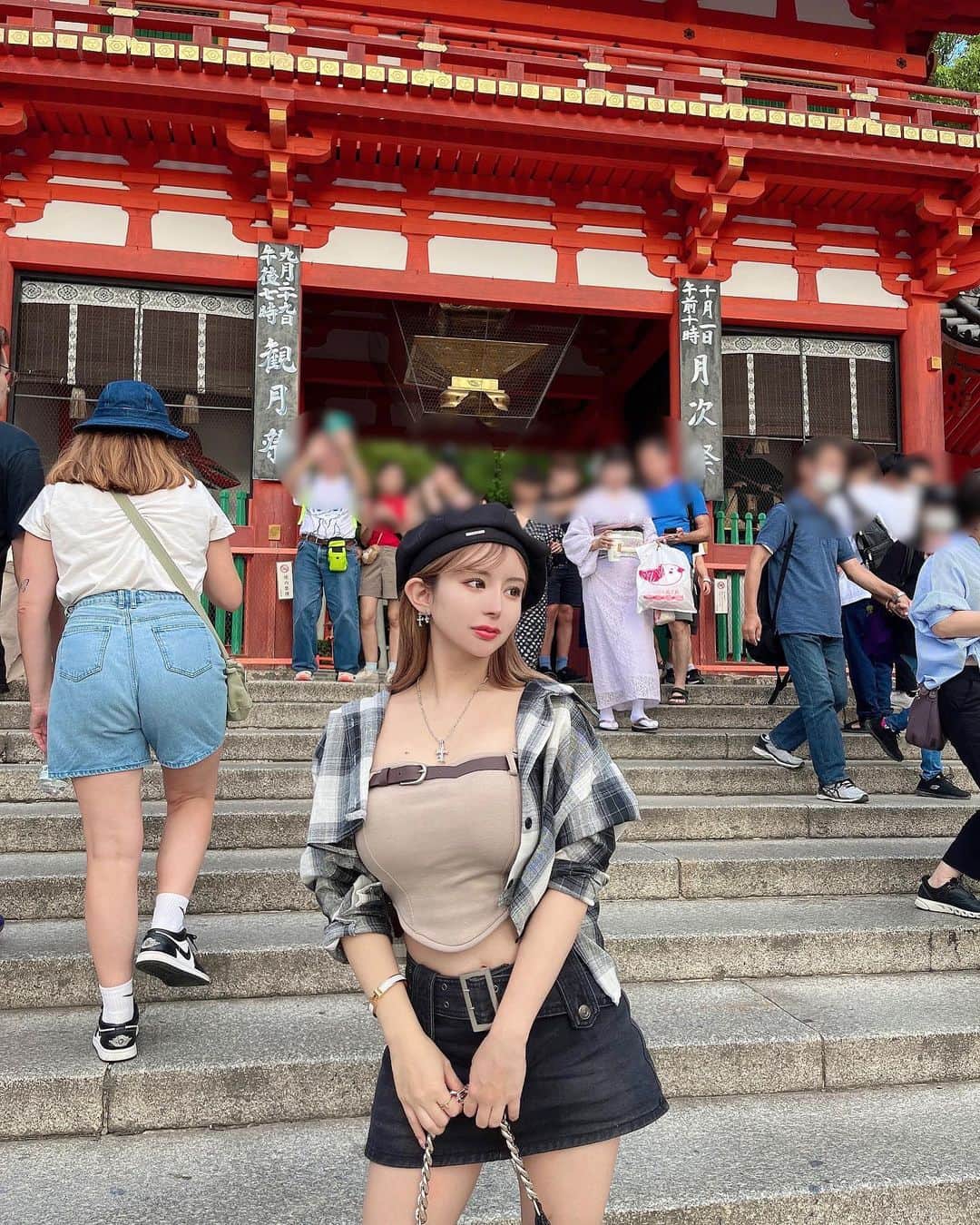 はるぽんのインスタグラム：「街並みからも和を感じれて、 ふらっと歩いてるだけで楽しい京都✊🏻🤎 ⁡ 有名な縁切り神社あったから興味本位で 今特に縁切りたい人おらんけど行ってみたい！言うたら 行かんでいいやんってごもっともなこと言われた…😂 ⁡ #八坂神社  #京都観光 #神社巡り」