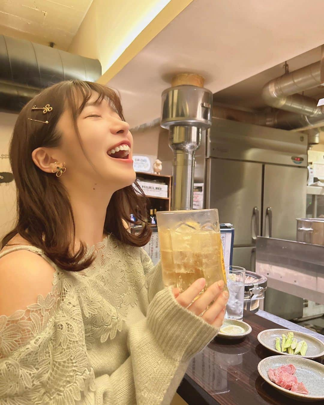 渚志帆のインスタグラム：「札幌で食べたジンギスカン！  お肉柔らかい！臭みが全くない！食べやすい！ お野菜も最高に美味しかった💫  こういう時にしか口にしない貴重なお酒とお肉...🥹  以前まで週3で飲酒していたのに今年に入ってから月に１、２回にまで減ってしまい、１回１回のお酒の時間が本当に貴重です。  おかげで太りにくくはなったのですが、夜が眠くて眠くてディナー中に本気で眠くなってしまい夢の中に入ってしまうこともあるのでそれがネックでございます...😮‍💨  前に社長さんやマネージャーさんとのご飯の時も眠りながら食べたこともありました汗」