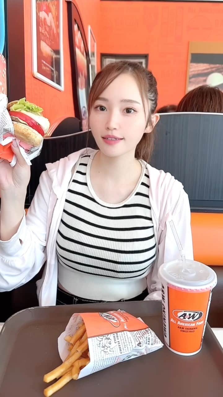 ぷーちゃんのインスタグラム：「🐶🍯  ご飯食べてるリール撮ってる人みたいに ニコニコ食べれるようになりたい😂  頑張れ！って思ってくれた方は いいねお願いします🙏♡  #沖縄#沖縄旅行 #沖縄グルメ #aw #沖縄カフェ」