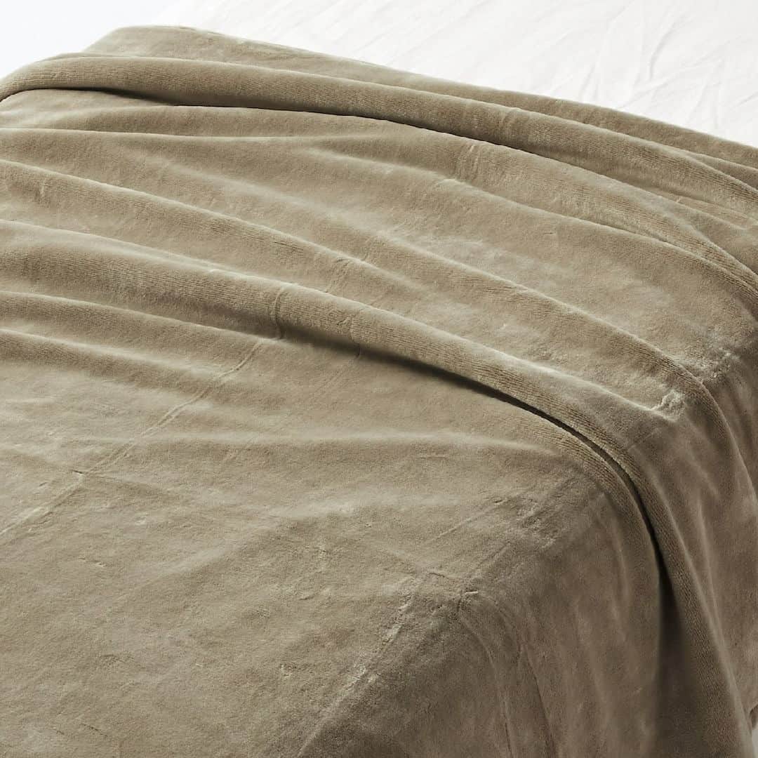 無印良品さんのインスタグラム写真 - (無印良品Instagram)「秋の眠りをあたたかく。あったか綿シリーズ - 湿気や汗を吸い取り、発熱する機能を持たせた寝装カバーや、パイル部分に、吸湿発熱性のある綿を使用した毛布が登場しました。  綿は、化学繊維の素材と比べて静電気が起きにくく、乾燥しがちな冬にもおすすめです。  まくらカバー、掛ふとんカバーは両面で異なる2色の生地を使っているので、その日の気分で違った色の組み合わせを楽しめます。 - #無印良品 #MUJI #綿 #寝具 #眠り #枕カバー #布団カバー #ボックスシーツ #寝装カバー #暮らし」10月5日 20時00分 - muji_global