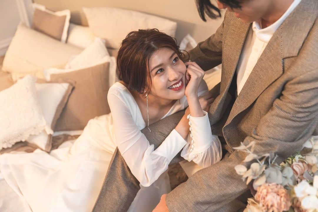 SWITCH梅田のインスタグラム：「プレミアムプラン𓍯 動画もついた特別プランとなります𖤐 ⁡ 相談会空きあります𖧷𖧷 10/7  9:30〜満席 / 13:30〜 / 17:30〜 10/8  9:30〜 / 13:30〜 / 17:30〜 10/9  9:30〜 / 13:30〜 / 17:30〜 ⁡ 撮影のご依頼・ご相談はお気軽にお問い合わせください♡♡ . 10月末までの期間限定プラン登場𓆸 【選べる𝟮着撮影プラン】 組み合わせ自由◎ ウエディングドレス・カラードレス・白無垢・色打掛の中からお好きな衣装2着をセレクト𖤐 ⁡ 期間限定価格¥137,280→¥99,000 データは100カットと満足な内容𓅯 ⁡ フォトレイト→"switch梅田"で検索⚮̈ ⁡ 大阪  @switch.umeda 東京  @switch.tokyo 札幌  @switch.sapporo 鹿児島 @switch.kagoshima ⁡ ⁡ #switch #switch梅田 #switch撮影レポ #フォトウェディング #大阪花嫁 #大阪プレ花嫁 #関西プレ花嫁 #プレ花嫁準備 #結婚式 #結婚式準備 #ウェディング #wedding #前撮り #プレ花嫁 #関西花嫁 #チャペル #卒花嫁 #ロケーション撮影 #大阪前撮り #ウェディング前撮り #関西前撮り #フォト会食 #オシャレ花嫁 #フォトスタジオ #大阪フォトウェディング  #ロケーションフォト #チャペル前撮り #全国のプレ花嫁さんと繋がりたい #2023秋婚 #2023冬婚」