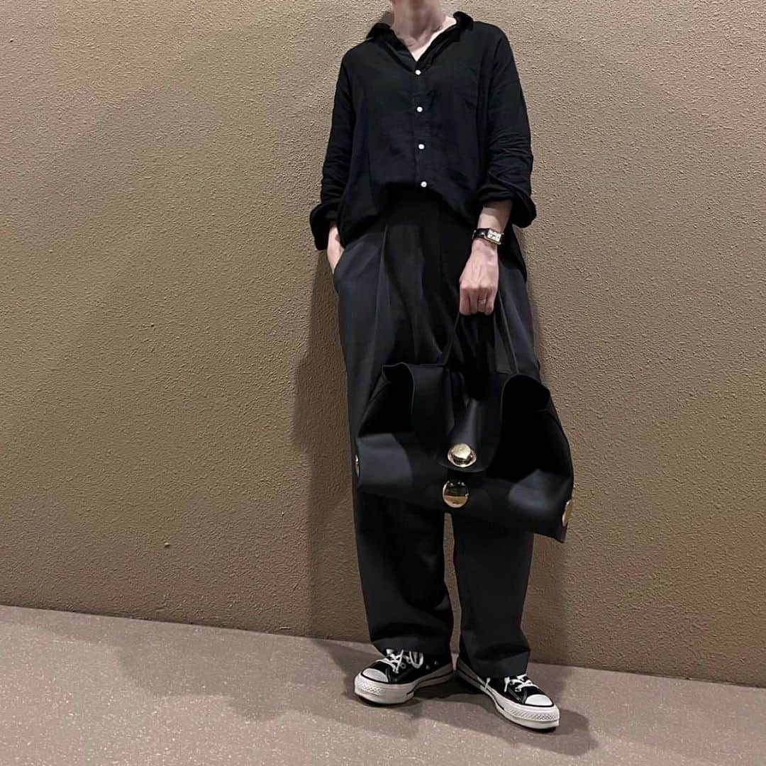 のインスタグラム：「・ 今日もお疲れさまでした。  ゆるっとカチッと 通勤コーデ💻  キレイめパンツに スニーカー合わせるの好き♡ だいぶ朝晩涼しくて シャツも着やすくなりました。 ・ ・ ・ ・ ・ ・ #大人カジュアル #大人カジュアルコーデ #キレイめカジュアル #キレイめカジュアル #通勤コーデ#シンプルコーデ #ワントーンコーデ #シャツコーデ」