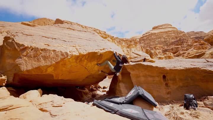 尾上彩のインスタグラム：「苦手なマントル🐥 ・ ・ ・ @patagoniajp @patagonia_climb #climbing #climblikeagirl #bouldering #クライミング #ボルダリング #jordanclimbing #wadirumclimbing #wadirum」