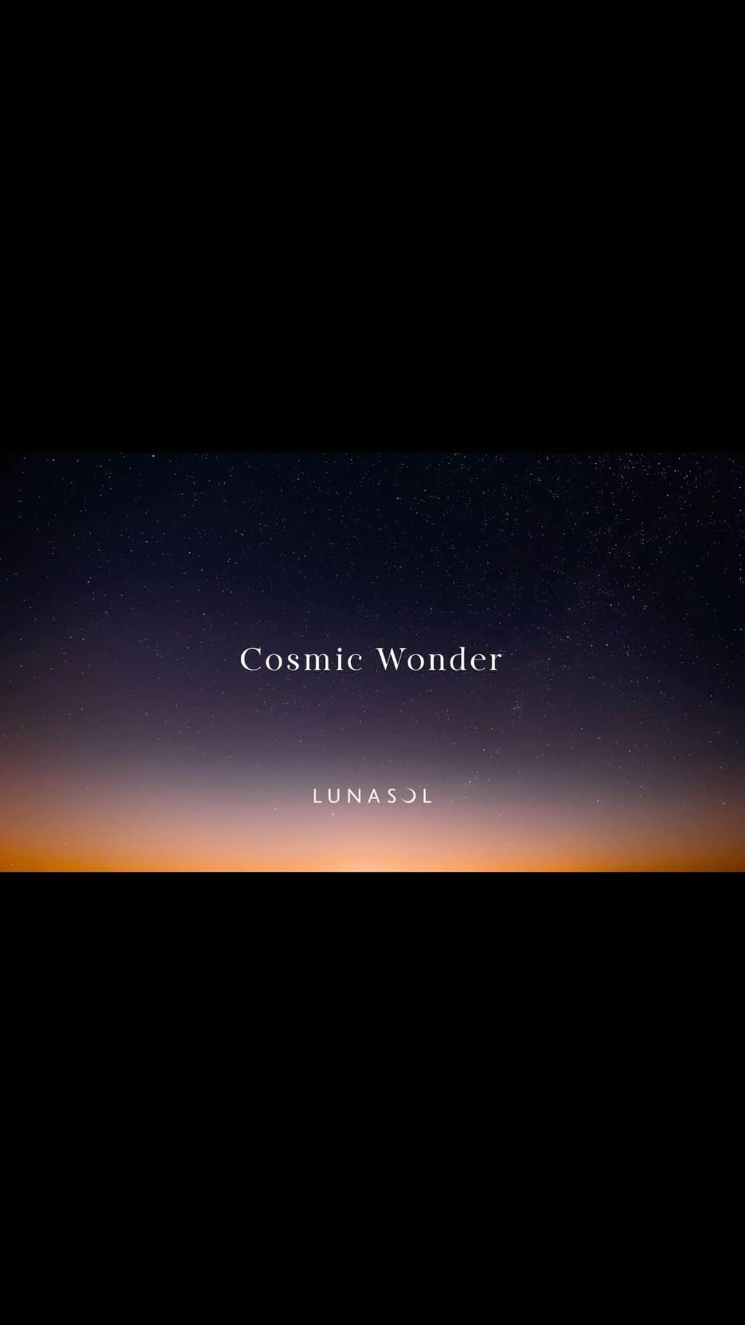 ＬＵＮＡＳＯＬのインスタグラム：「2023.11.24NEW ⁡ 𝐂𝐨𝐬𝐦𝐢𝐜 𝐖𝐨𝐧𝐝𝐞𝐫 No.3 "Stella Dream"星々の夢 ⁡ 吸い込まれる程の満点の星。 悠久からの贈り物。 幻想的な夜空が夢へと誘う。 ⁡ #2023#new#makeup#eyeshadow#eyeliner#lip#cheek#nail#BEAUTY#LUNASOL#ルナソル」