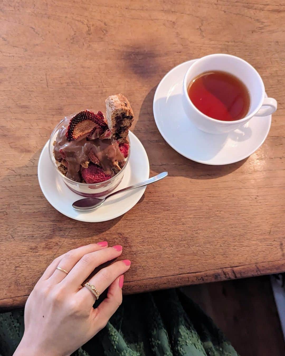 佐々木茜さんのインスタグラム写真 - (佐々木茜Instagram)「. . 黒とピンクの組み合わせが とても好きです、 欲張りな色合わせだなぁっておもう🩷🖤  食べ物も黒とピンクが混ざってると なんかきゅん、としちゃう  4枚目 アルマーニカフェの9月のパフェは いちじくでした毎月無言でじっくり食べている、 10月は梨とレモン、プラリネらしい イエローとブラウンでとてもかわいい🟡🟤 (夏のかき氷もピンクでし美味！)  6枚目 @bienetre.maison の やさしくて甘酸っぱいピンク、 ブラックでキリッと引き締め 10月のイチジクも楽しみ  7枚目　@cafedelento  美味しい予感しかない配色🩷🖤  8枚目 @royalhost_official  のカシミールカレーは今夏初めてたべて おいしくてびっくりした、 ストイックな辛さのブラックにオアシスのピンク  9枚目 @torayakobo  お赤飯、ピンクと呼んでもいいかしら 神々しいツヤと色、口に入れるとほろほろとやさしい！  そんな感じです🩷🖤🩷🖤」10月5日 20時04分 - akane_madder2
