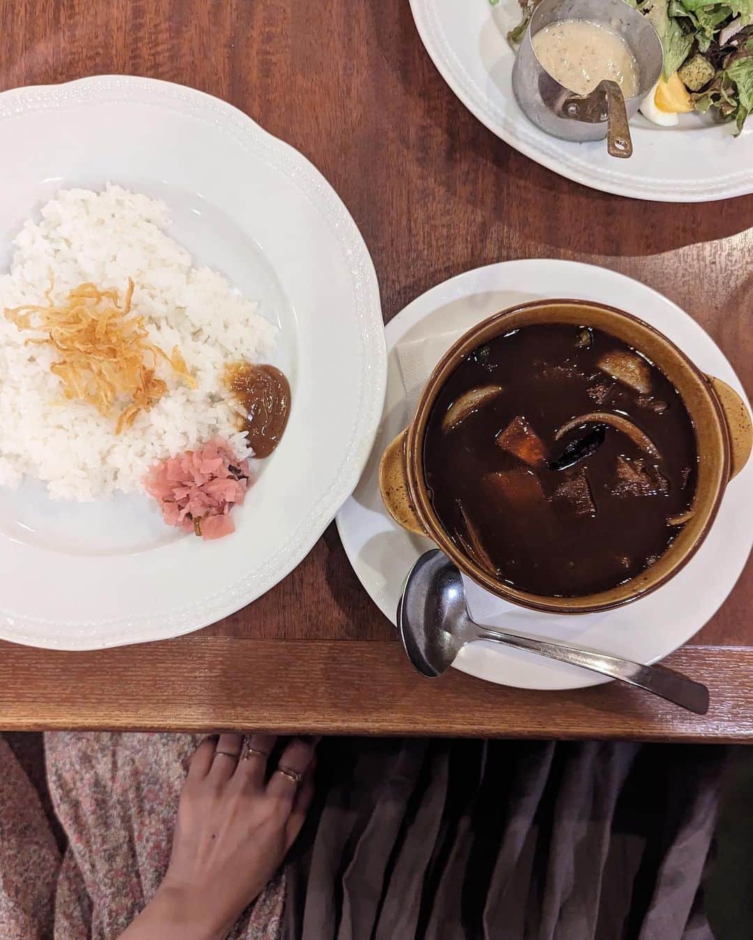 佐々木茜さんのインスタグラム写真 - (佐々木茜Instagram)「. . 黒とピンクの組み合わせが とても好きです、 欲張りな色合わせだなぁっておもう🩷🖤  食べ物も黒とピンクが混ざってると なんかきゅん、としちゃう  4枚目 アルマーニカフェの9月のパフェは いちじくでした毎月無言でじっくり食べている、 10月は梨とレモン、プラリネらしい イエローとブラウンでとてもかわいい🟡🟤 (夏のかき氷もピンクでし美味！)  6枚目 @bienetre.maison の やさしくて甘酸っぱいピンク、 ブラックでキリッと引き締め 10月のイチジクも楽しみ  7枚目　@cafedelento  美味しい予感しかない配色🩷🖤  8枚目 @royalhost_official  のカシミールカレーは今夏初めてたべて おいしくてびっくりした、 ストイックな辛さのブラックにオアシスのピンク  9枚目 @torayakobo  お赤飯、ピンクと呼んでもいいかしら 神々しいツヤと色、口に入れるとほろほろとやさしい！  そんな感じです🩷🖤🩷🖤」10月5日 20時04分 - akane_madder2