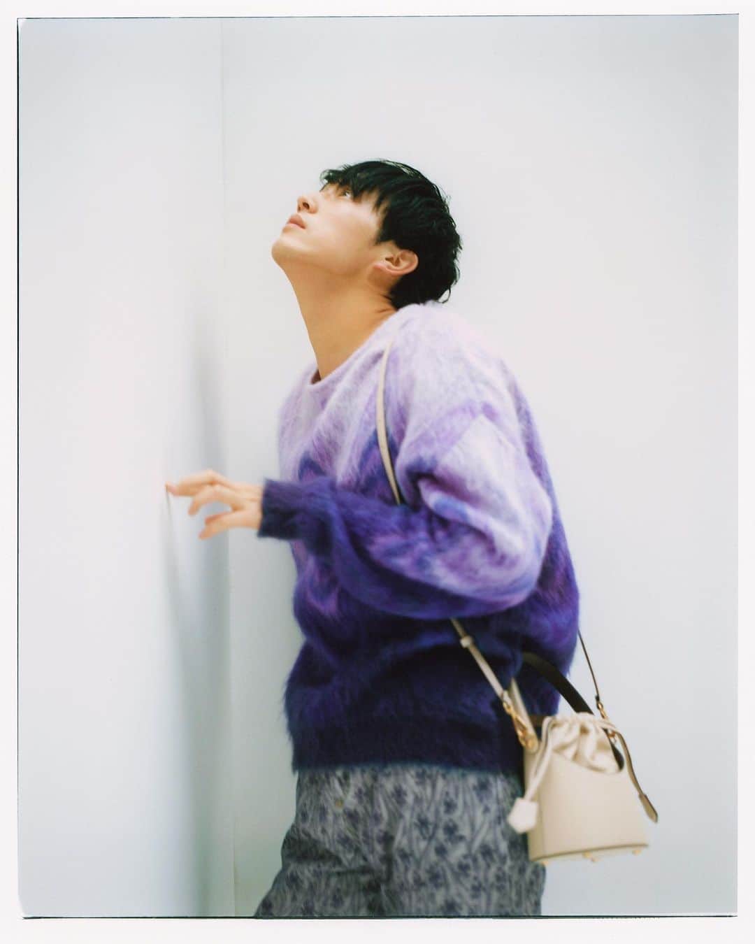 のインスタグラム：「#fashion ETRO with Yosuke Sugino 『杉野遥亮と時を超えて愛されるもの。新たなエトロに身を包んで vol.1』  最初に袖を通したのは、優雅に流れる波のような幾何学柄を全面にあしらったモヘア混のセーター。淡いラベンダーと深いバイオレットのグラデーションは、滑らかな肌触りで着る人を優しく包み込む。フローラルモチーフのデニムは、繊細に織られたジャガードがさりげなくもインパクトをもたらす。コンフォートでリラックスしたムードの中でも、そこはかとなく気品が薫る ETRO ならではの、柄と柄を掛け合わせたルックだ。  手元には、Marco De Vincenzo が手がけた新作バッグ「サトゥルノ」。土星からインスピレーションを受けたという優美なシルエットは、カーフレザーと柔らかなナッパレザー仕様。ハンドストラップと取り外し可能なショルダーストラップ、ボディの背面にはオーバル形ハンドルがデザインされ様々なスタイルに寄り添う。バッグの内側にはメゾンの代表的なモチーフ、ペイズリー柄のアルニカが覗き、ブランドのアイデンティティを際立せる。(第1回／全4回)  model: Yosuke Sugino photography: Yuto Kudo videography: Kei Doguchi styling: RIKU OSHIMA hair & makeup: Tsubasa edit&text: Honami Wachi  #tfp #thefashionpost #etro #エトロ #杉野遥亮 #yosukesugino」