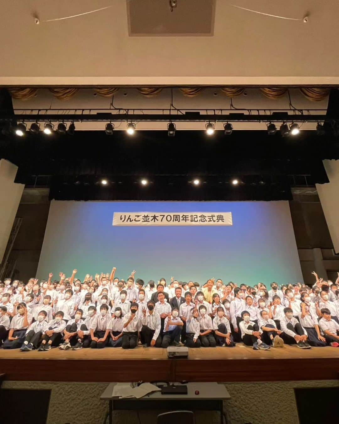 小椋ケンイチ(おぐねー)さんのインスタグラム写真 - (小椋ケンイチ(おぐねー)Instagram)「母校長野県飯田東中学校の生徒が70年間に渡り育ててきた街の中心にある りんご並木🍎 街のシンボルとして１キロに渡り美しい景観を彩っています🌳🌳🌳🌳 今回は文化会館で市長さんはじめ教育委員会の方々が集まるなか 僭越ながら講演をさせていただきました✨🎙️✨ 僕が中学3年生の時に30周年だったから40年前にタイムトリップw テニス部で地学部、保健委員会副委員長w 手拭い巻いてスコップ持ってりんご並木のお手入れしたのを思い出しました😂✨ 当時は6クラスあったけど今は2クラスでりんご並木を維持しなくてはいけないからかなり中学生に負担がかかっている現実も生徒とのディスカッションでわかりこれからの並木を話すとても大切な時間でした💓 みんな立派でしたよ‼️ 僕たちの時よりしっかりしてる‼️w 会えて良かったです😌✨ 飯田名物　五平餅は胡桃味噌で食べる僕も大大大好きなローカルフード💓 同級生がやっているこのネコ🐱型の五平餅はとっても可愛くて子供のおやつには最高‼️ 是非食べて頂きたい故郷の味です✨ #飯田東中学校#りんご並木#五平餅」10月5日 20時08分 - kenichi_ogura