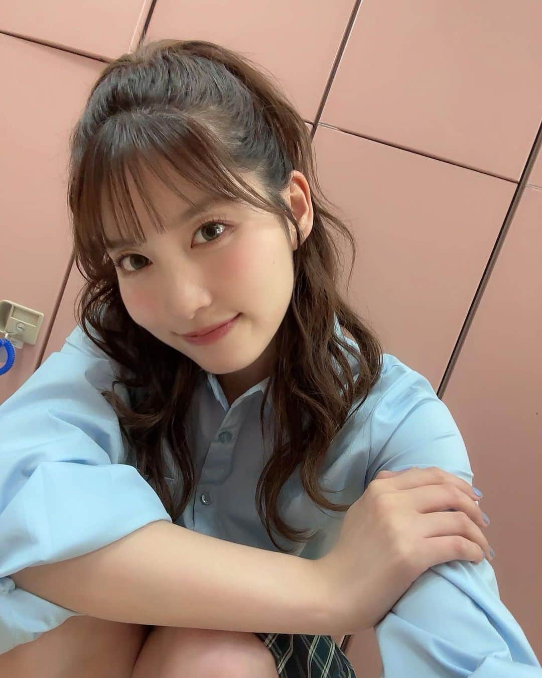 のインスタグラム：「.  遅くなってしまいましたが FC開設記念ファンミーティング ありがとうございました🫶🏻  これからもFCを通して いろんな楽しいことを共有していきましょうね🥴🤟🏻  第1部と第2部で制服の着こなしを変えてみたよ〜 みんなはどっち派ですか？👀   #制服  #制服コーデ  #wego」