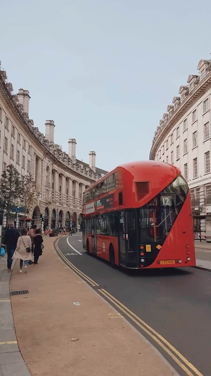 @LONDON | TAG #THISISLONDONのインスタグラム：「🇬🇧 #EverydayLife on #RegentStreet // @MrLondon ❤️  🎵 Beautiful acoustic #Coldplay Cover of “Everyday Life” by @GoldsandsMusic 😍  ___________________________________________  #thisislondon #lovelondon #london #londra #londonlife #londres #uk #visitlondon #british #🇬🇧 #whattodoinlondon #londonreviewed #Piccadilly #PiccadillyCircus」