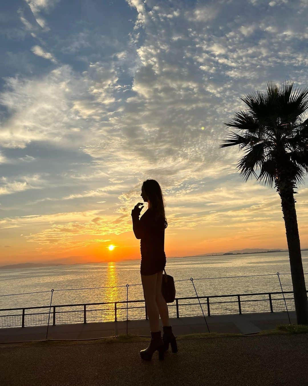 Saoriさんのインスタグラム写真 - (SaoriInstagram)「夕日が綺麗だった日♡ ワンピは長女の#shein 🥳 ブーツも3千のお安いcode🫶  #ザラ#ザラ購入品#ザラ女#ファッション#zara#zara購入品#ママファッション#grl #グレイル購入品#fashion#プチプラ」10月5日 20時13分 - saoriiinnnn