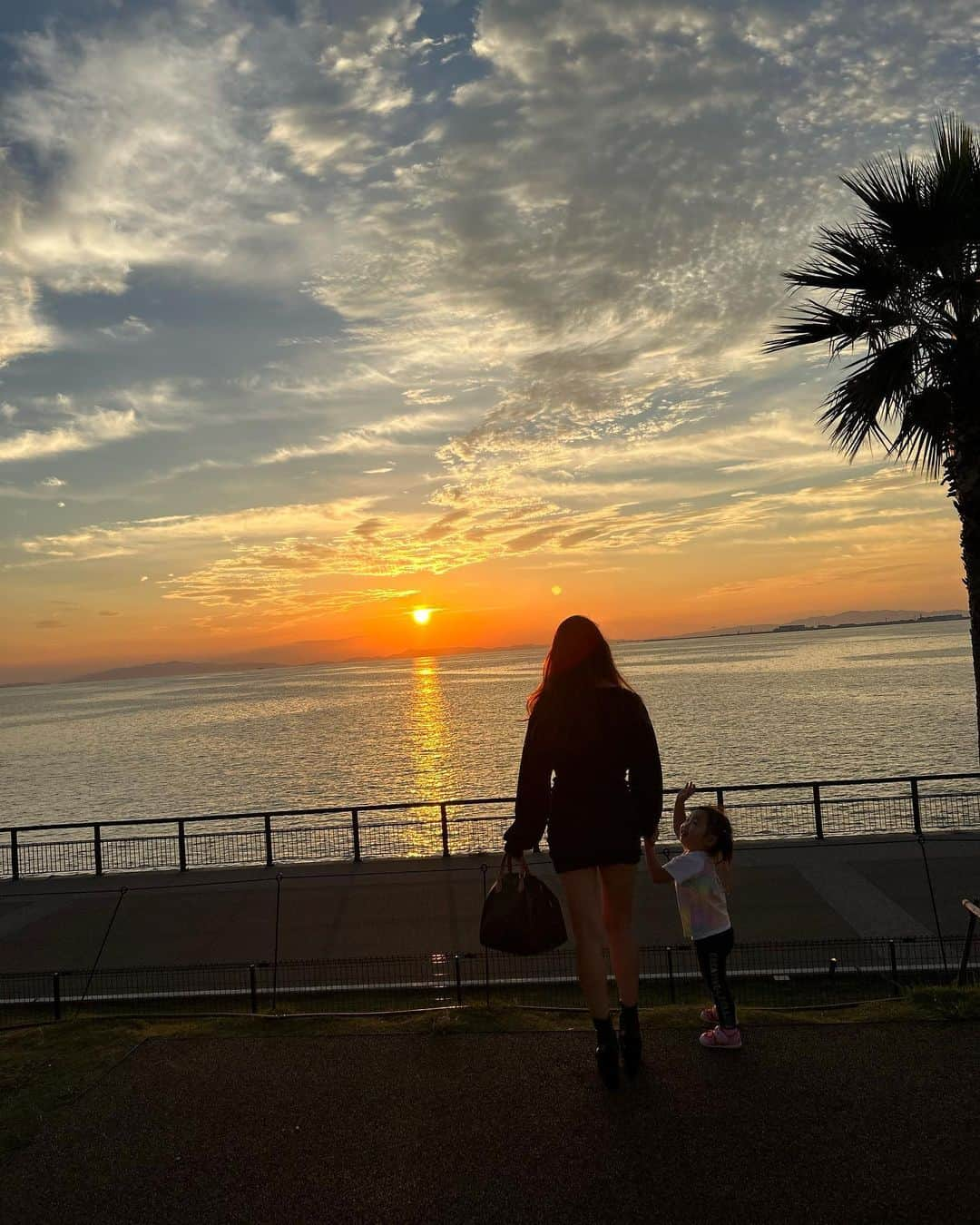 Saoriさんのインスタグラム写真 - (SaoriInstagram)「夕日が綺麗だった日♡ ワンピは長女の#shein 🥳 ブーツも3千のお安いcode🫶  #ザラ#ザラ購入品#ザラ女#ファッション#zara#zara購入品#ママファッション#grl #グレイル購入品#fashion#プチプラ」10月5日 20時13分 - saoriiinnnn