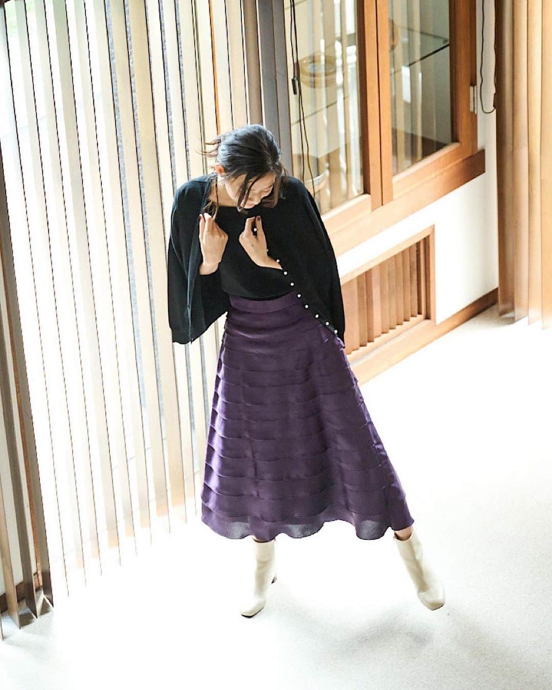 LOUNIE（ルーニィ）さんのインスタグラム写真 - (LOUNIE（ルーニィ）Instagram)「一枚で着映えるティアードスカート。 抜け感のあるアイテムと合わせて 都会的な着こなしに。  #LOUNIE#ルーニィ #ティアードスカート  #きれいめコーデ #通勤コーデ」10月5日 20時14分 - lounie_jp