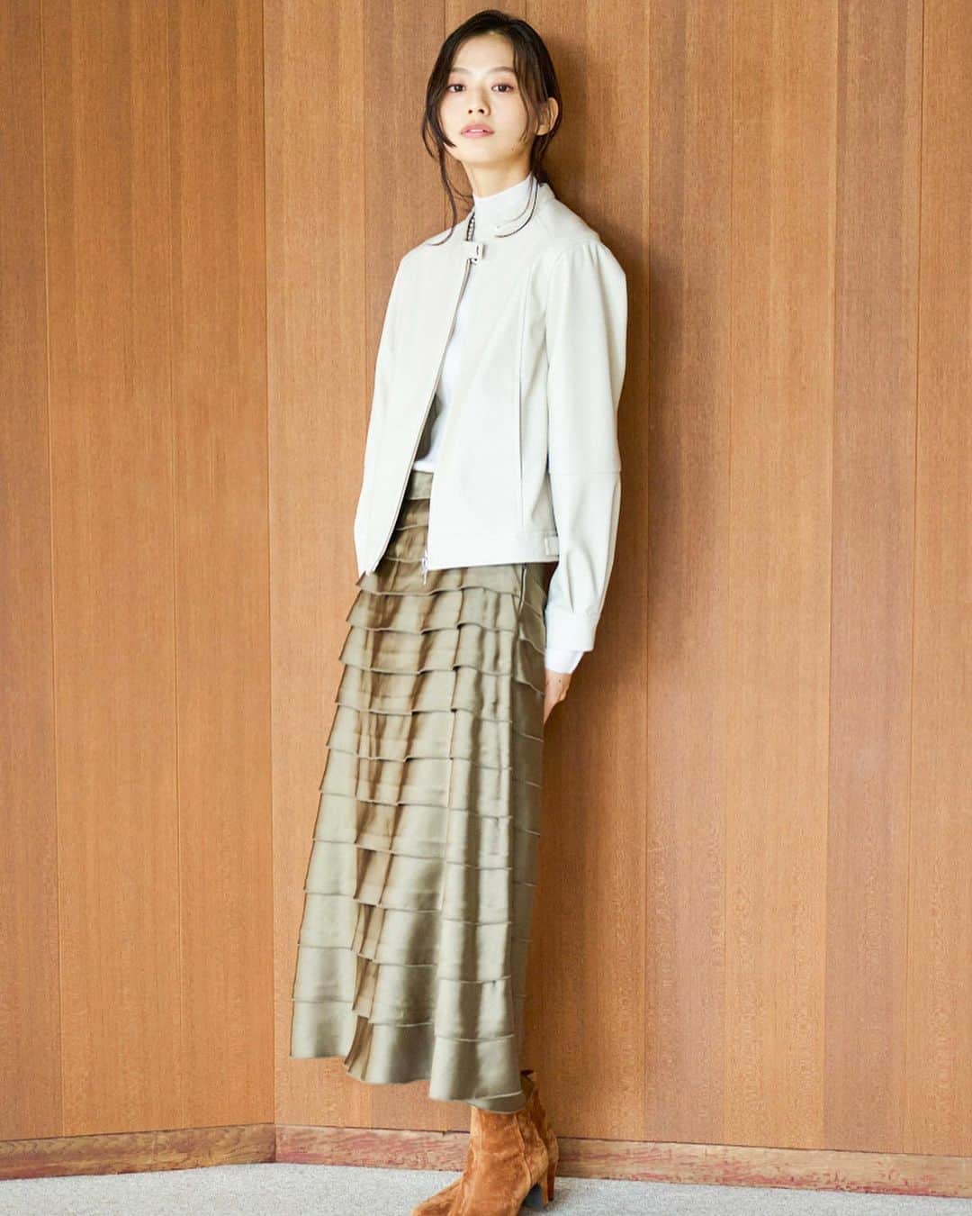 LOUNIE（ルーニィ）さんのインスタグラム写真 - (LOUNIE（ルーニィ）Instagram)「一枚で着映えるティアードスカート。 抜け感のあるアイテムと合わせて 都会的な着こなしに。  #LOUNIE#ルーニィ #ティアードスカート  #きれいめコーデ #通勤コーデ」10月5日 20時14分 - lounie_jp
