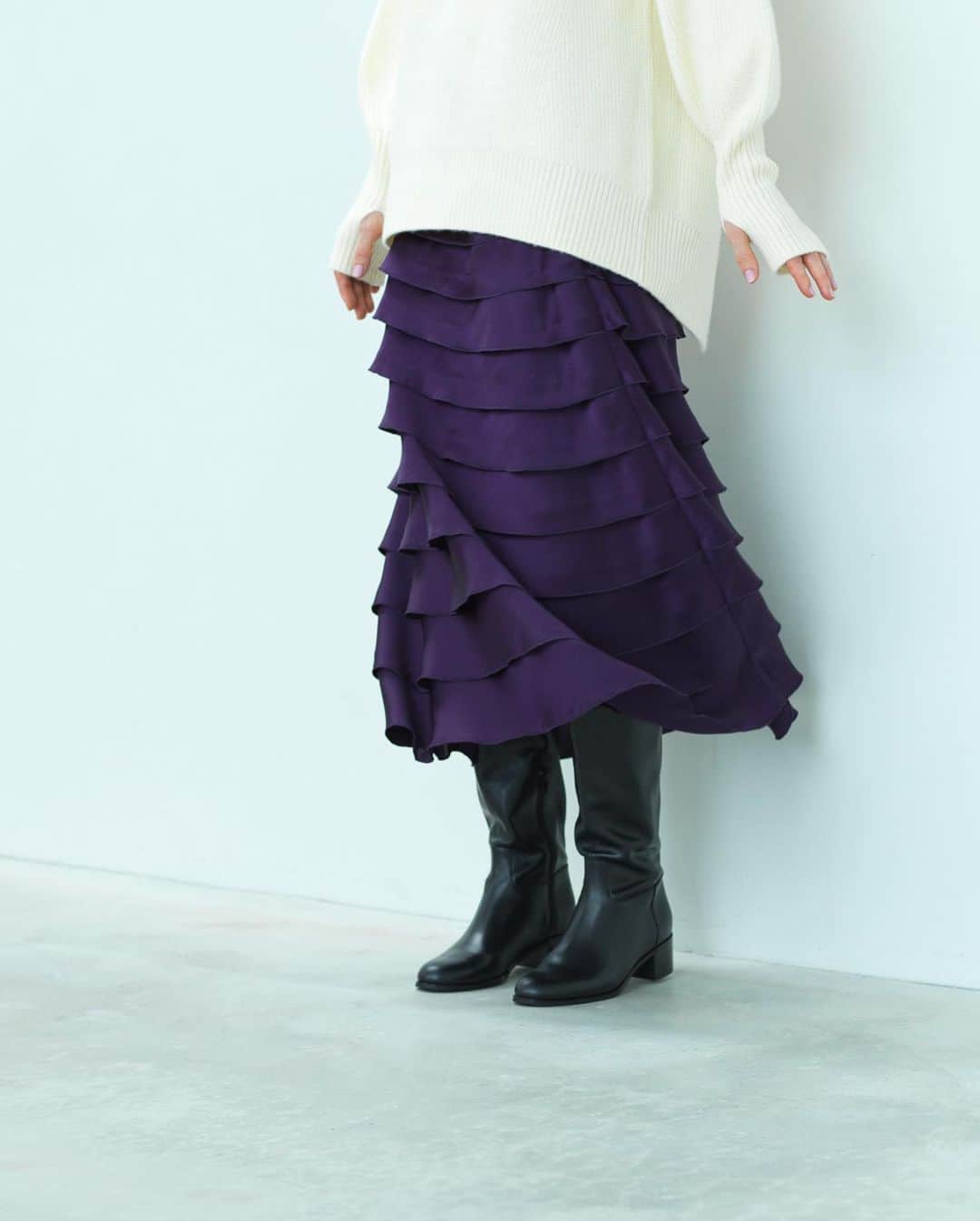 LOUNIE（ルーニィ）さんのインスタグラム写真 - (LOUNIE（ルーニィ）Instagram)「一枚で着映えるティアードスカート。 抜け感のあるアイテムと合わせて 都会的な着こなしに。  #LOUNIE#ルーニィ #ティアードスカート  #きれいめコーデ #通勤コーデ」10月5日 20時14分 - lounie_jp