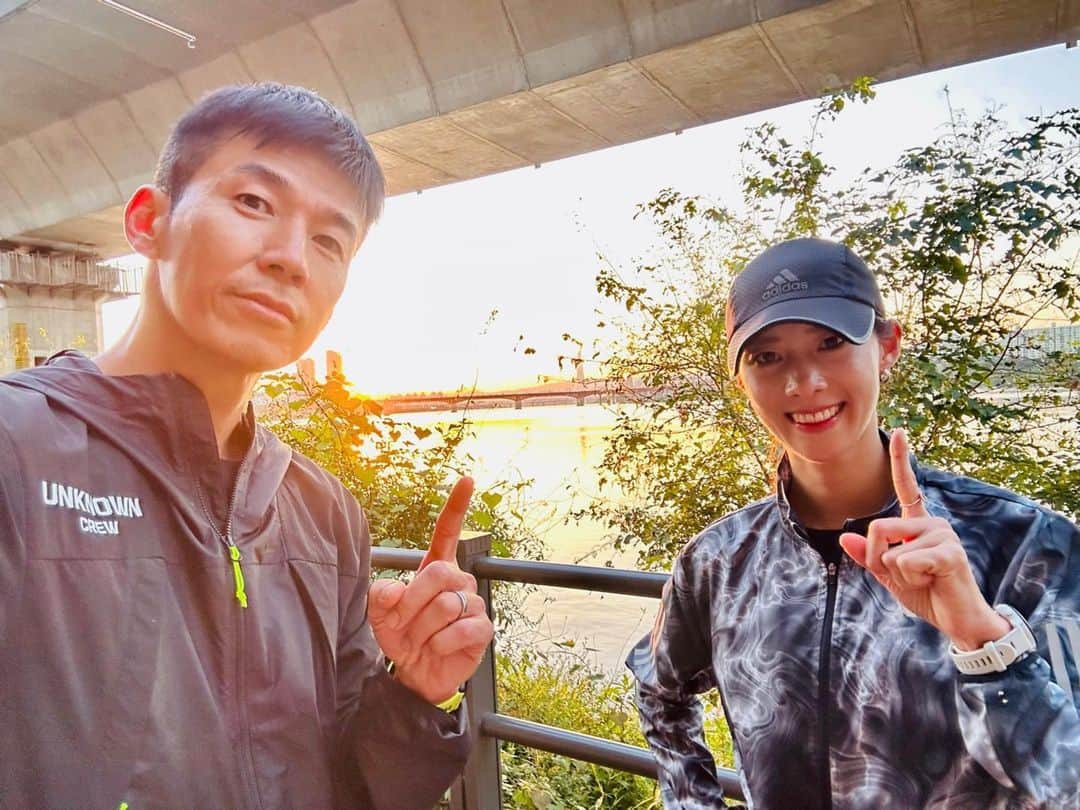 のインスタグラム：「🏃‍♂️ 새벽 러닝 70분 조깅 오늘 새벽은 바람막이를 입어야 하는 날씨 춘천마라톤 2회 우승자인 이연진 코치님과 올해 춘천마라톤애 대해서 이러 저런 이야기 하다보니 어느새 70분 조깅 끝 @yeounjin2664   우리는 선한 마음을 가지고 건강한 삶을 위해 런한다 #UNKNOWNCREW #언노운크루 #션 #이연진」