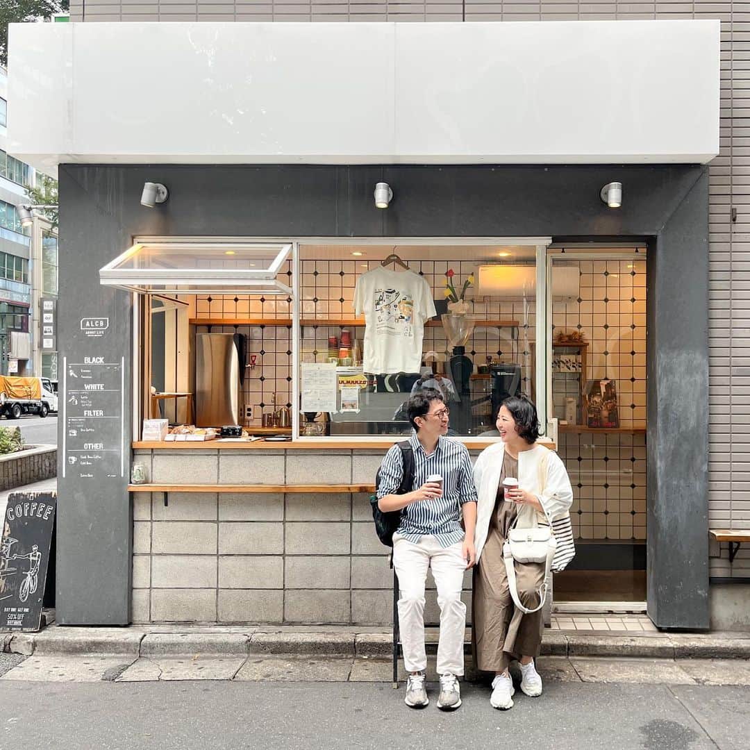 のインスタグラム：「【ABOUT LIFE COFFEE BREWERS 道玄坂】  Today I had a wonderful encounter with a couple from Brazil over coffee👫  The coffees I drank were Guatemala and hot latte, and Guatemala is characterized by the sweetness of yellow peach and smooth texture🇬🇹  Please come and find your favorite coffee☕️  今日はブラジルから来られたご夫婦とコーヒーを通して素敵な出会いがありました🥤  そんな2人が飲んだコーヒーはホットのラテと黄桃のような甘味と口当たりの滑らかさが特徴的なグアテマラのコーヒーです🪑  皆さんもお気に入りのコーヒーを探しに足を運んでみてはいかがでしょうか☕️  🚴dogenzaka shop 9:00-18:00(weekday) 11:00-18:00(weekend and Holiday) 🌿shibuya 1chome shop 8:00-18:00  #aboutlifecoffeebrewers #aboutlifecoffeerewersshibuya #aboutlifecoffee #onibuscoffee #onibuscoffeenakameguro #onibuscoffeejiyugaoka #onibuscoffeenasu #akitocoffee  #stylecoffee #warmthcoffee #aomacoffee #specialtycoffee #tokyocoffee #tokyocafe #shibuya #tokyo」