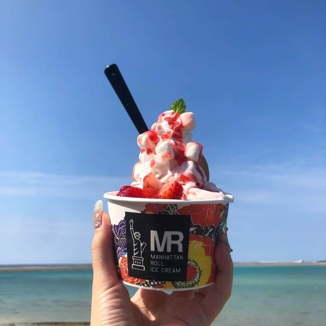 内山珠希のインスタグラム：「ロールアイス楽しみにしてたのに 食べる時にはもはやシェイク🍨🍓💦☀️」