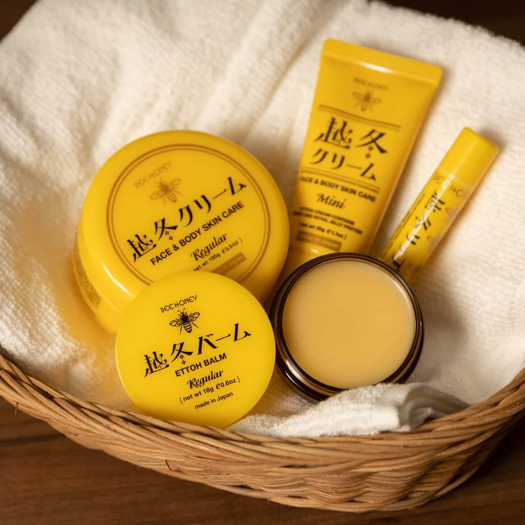 ハウス オブ ローゼ公式のインスタグラム：「＼期間限定／ 🍯越冬シリーズ🐝💛  お待たせしました！ 毎年人気の「 #越冬クリーム 」たちが今年も登場！  しっとりうるおい、モチモチのお肌に整えるリッチクリームが、お顔だけでなく、乾燥の気になる部分、全身をうるおいで満たします。  寒い冬⛄️を明るくしてくれる快活で透明感のあるみずみずしいハニーサックルの香りを是非お楽しみください。  ほかの越冬アイテムも同時発売！！    💛 #越冬リップ  コクがありながら溶けるような塗り心地で唇にフィットするリップクリーム。唇の荒れや乾燥を防いで、うるおいのある唇に整えます。おだやかに温かく包み込む、甘くなめらかなハニーの香り。  💛 #越冬バーム  お肌にのばすととろとろと溶けて濃厚なオイル状になり、乾燥したお肌にすばやくなじみます。 自然なツヤを与え、お肌をやわらかく保ちます。 全身の乾燥が気になる部分（顔・体・髪・唇・爪など）にお使いいただけます。 フレッシュでキュートなハニーサックルの香り。  💛 #越冬の湯  お肌にうるおいを与えて満たす、みつばちの恵みを詰め込んだバスミルクです。 とろみのある濃密なミルク状のエッセンスで、フィトエモリエントオイル成分を高配合。 お肌に浸透（角層まで）しやすく、うるおいを持続します。なめらかでやわらかい肌あたりのお湯が心地よく身体を包み込みます。 湯色は乳白色です。 フレッシュでキュートなハニーサックルの香りにハニーの甘さと爽やかなゆずの香りをアクセントにプラスしました  みつばちの恵みで、今年の冬もフェイスやボディのうるおい補給！  💛あとからじっくり見たい方は保存してください🐝💛  ※一部店舗での取扱いとなります。  #ハウスオブローゼ #houseofrose #越冬クリーム #ボディケア #はちみつ #はちみつコスメ #みつばち #honey #限定コスメ #限定 #冬限定」