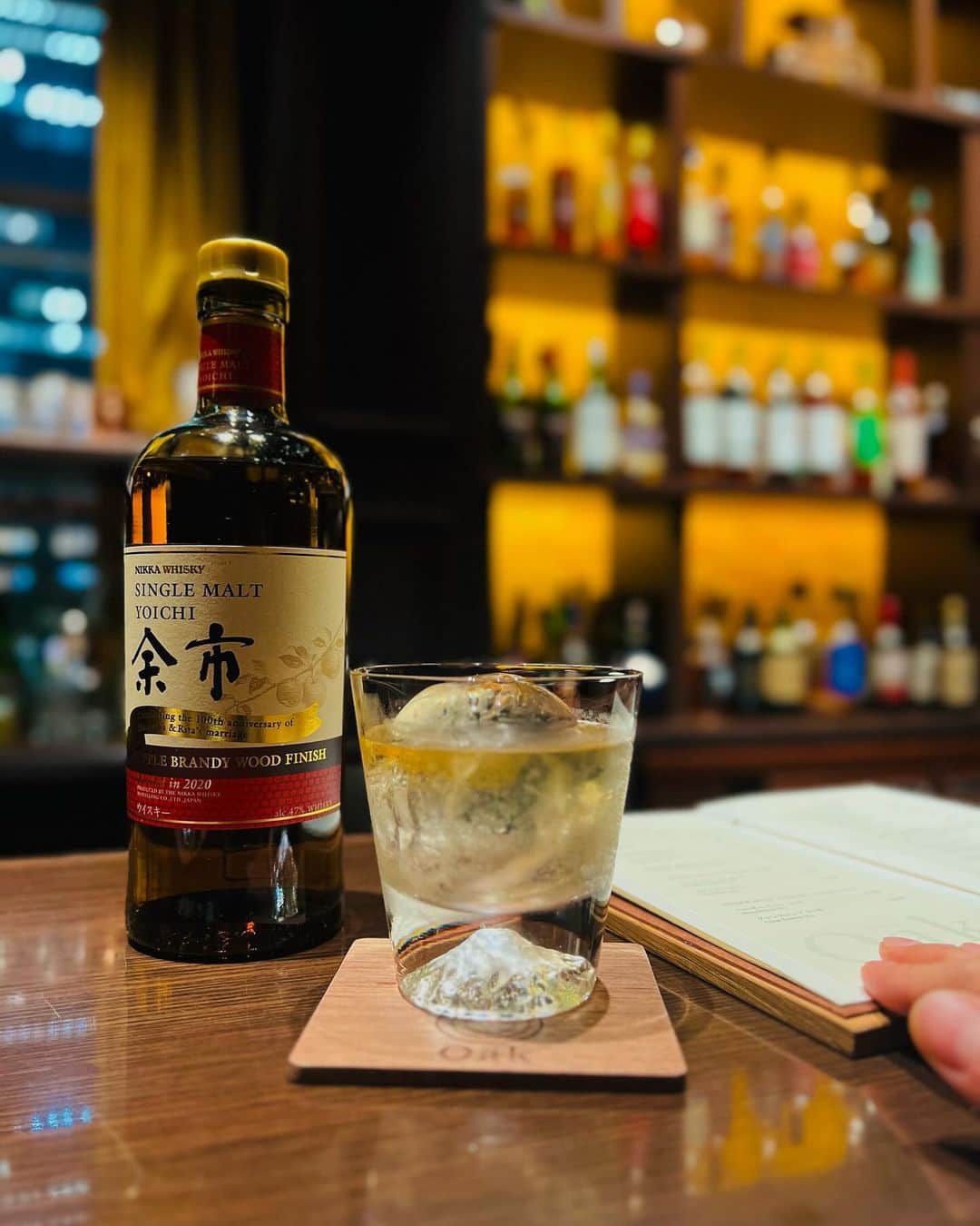 東京ステーションホテルTokyo Station Hotelのインスタグラム：「𝔹𝕒𝕣 𝕆𝕒𝕜 営業再開したバーオークで時間を忘れてゆっくり過ごしてみては。10月は毎週木～土曜日の17:00から営業しております。東京駅へお越しの際はぜひお立ち寄りください。 ⁡ Bar Oak has resumed its operation! In October, we are open on every Thursday-Friday-Saturday from 5pm. Come enjoy a sip of finest Japanese whisky.  ————————————————————— @tokyostationhotel @forbestravelguide @smallluxuryhotels @smallluxuryhotels_jp @tokyostationcity @kiwicollection @serendipitea #carewhereyoustay #travelselect #weareinternova #tokyostation #tokyostationhotel #tokyotravel #tokyotrip #tokyohotel #japantravel #japanhotel #東京ステーションホテル #東京駅 #東京駅舎 #丸の内 #丸の内駅舎 #東京ホテル #ホカンス #丸の内男子 #ウイスキー女子 #ジャパニーズウイスキー #バー巡り」