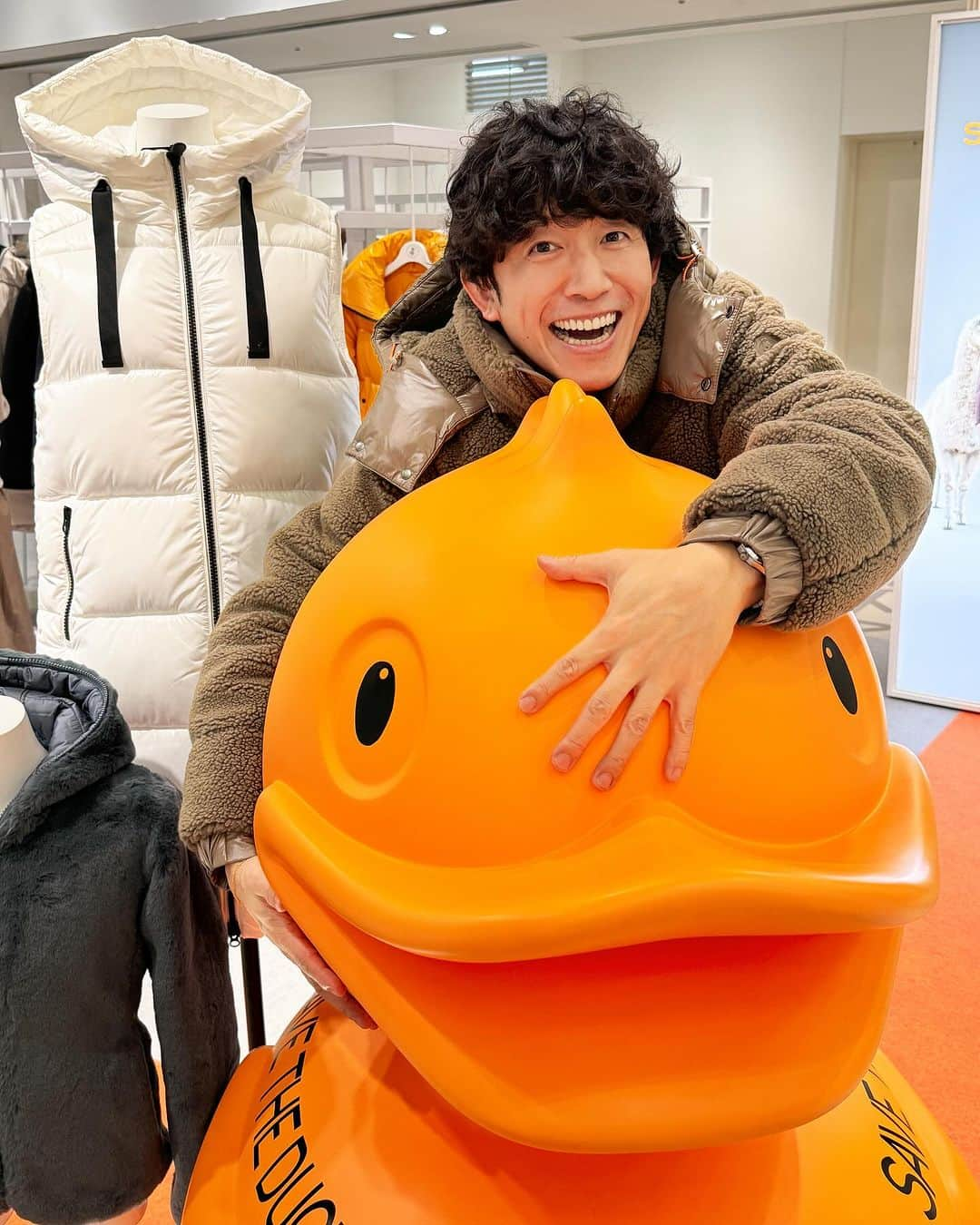 櫻井貴史のインスタグラム：「SAVE THE DUCK @savetheduck_jp のポップアップストアが大丸東京店（1F）にオープン  イタリアからやってきた割とデカめのオレンジ色のアヒルが待ってます  ※写真は現場で考案したアヒルを守ろうとするポーズです  2023年10月4日〜2024年3月31日迄やっているそうです  リアルダウンの代わりに独自開発した高性能素材「PLUMTECH®（プラムテック®）」を中綿として使用していて、想像を遥かに超える軽さと温かさです！  ぜひ行ってみて試着してみてね！  #PR #savetheduck #セーブザダック #🪿」