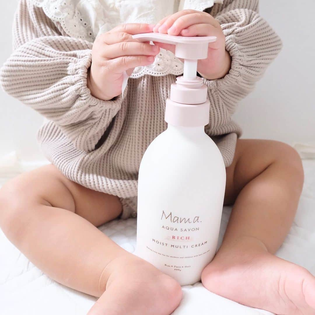 筒井萌子のインスタグラム：「*  　˗ˏˋ  mama aqua sabon🛁🫧  ˎˊ˗  　@mama.aquasavon.official samaより 　モニター依頼を頂きお試しさせて頂きました𖦊  .  　親子で使える全身用保湿クリーム❀´- 　出産祝いでもらったことがあり香りも良く 　しっかり保湿力があるのでお気に入りでしたෆ 　前回使っていたのはmild！今回はrich！ 　お肌の乾燥具合に合わせて選べるのが良い☺︎  .  　低刺激の敏感肌向け 　◽︎パラベン 　◽︎鉱物油 　◽︎アルコール 　◽︎合成着色料不使用  　赤ちゃんでも安心して使用できます❀´- 　フラワーアロマの香りで本当に良い香り🫧  .  　写真をよ〜くみると自分でポンプ押して 　クリーム出してる😆最近ボディソープとかも 　自分で押し出してお腹に塗り塗りして洗ってる🤣  .  　クーポンを発行してもらったので是非使ってね◡̈⃝  　【クーポンコード】 　3000円以上のご購入で450円オフ　　　　　　　 　（moeko450）  　【使用期限】 　2023.10.29  　【対象商品】 　以下の商品にお使い頂けます。 　 　ママ アクア シャボン 　●モイストマルチクリーム　マイルド 　フラワーアロマの香り　400g  　●モイストマルチクリーム　リッチ 　フラワーアロマの香り　400g  　●UVモイストジェル　 　フラワーアロマの香り（23s）30g 　 　【確認事項およびご注意点】 　*おひとり様、1クーポンにつき 　期限内で5回まで使用可能です。 　*公式オンラインストアへ 　会員登録された方のみ使用可です。 　*他クーポンとの併用はできません。 　*クーポンコードの適用は 　予告なく終了する可能性があります。 　  　#ママアクアシャボン　#ママアクアベビー 　#サイベックス #サイベックスメリオ #baby 　#プレママ #出産準備 #生後3ヶ月 #両親学級　 　#プレママ教室 #baby #令和4年ベビー　 　#第一子 #秋生まれベビー #9月生まれ 　#育児日記 #子育て日記 #令和4年ベビー　 　#出産準備 #出産祝い #親子モデル #赤ちゃんモデル 　#ニューボーンフォト #newbornphotography  　#お食い初め #生後100日 #女の子ベビー 　#サイベックス #サイベックスメリオ #baby 　#プレママ #出産準備 #生後3ヶ月 #両親学級　 　#プレママ教室 #baby #令和4年ベビー　 　#第一子 #秋生まれベビー #9月生まれ 　#育児日記 #子育て日記 #令和4年ベビー　 　#出産準備 #出産祝い #親子モデル #赤ちゃんモデル 　#ニューボーンフォト #newbornphotography  　#お食い初め #生後100日 #女の子ベビー 　#離乳食 #離乳食準備 #離乳食準備グッズ 　 #10か月ベビー #10ヶ月女の子 #ディズニー」