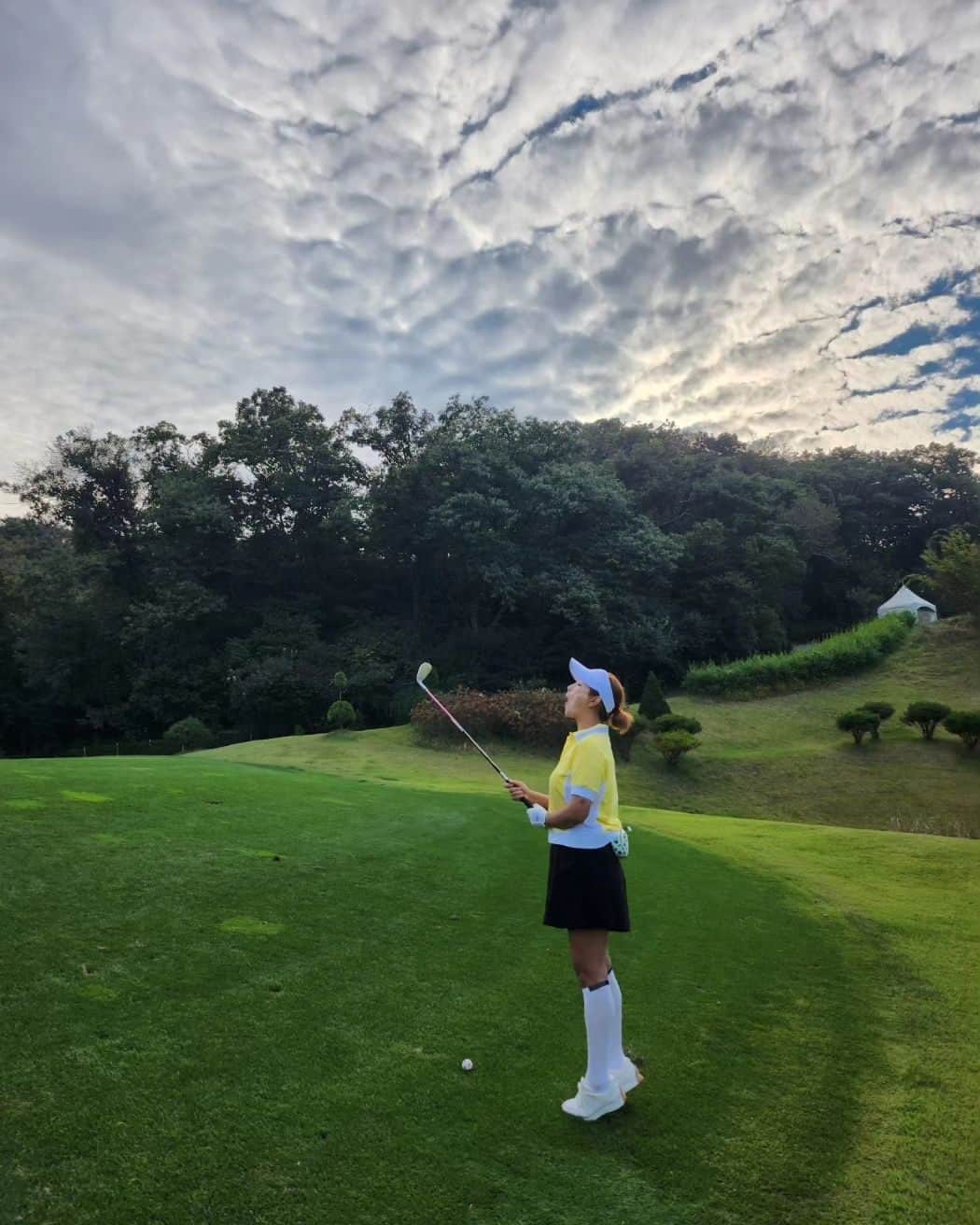 キム・ウォニさんのインスタグラム写真 - (キム・ウォニInstagram)「날씨 미쳤따~~ 바람도 선선하고 햇살도 적당하고 구름은 열일하고  땀 한방울 안흘린 라운드!  13홀쯤되면 사악 지치고 눕고 싶은데 18홀 개운하게 마친건 첨일세🤸  가을에만 나와야겠는 다짐! 오늘 재미지게 잘 놀았네. 골프에 관심 주게쓰~~ 라운드후 과식 조심ㅋ  예쁜 동네자매님들과 집 가까운 골프장으로 한차로 쓩💨 매번 감사합니다^^  #오늘아님 #가을에단풍놀이가는기분_알것같다ㅎ #치마가다작아져큰일 #아즐거웠다 #몸이무거워짬뿌가안됨 #골린이_잘쫌해보자🥲 #늘지않는게함정」10月5日 11時28分 - wonhee_k