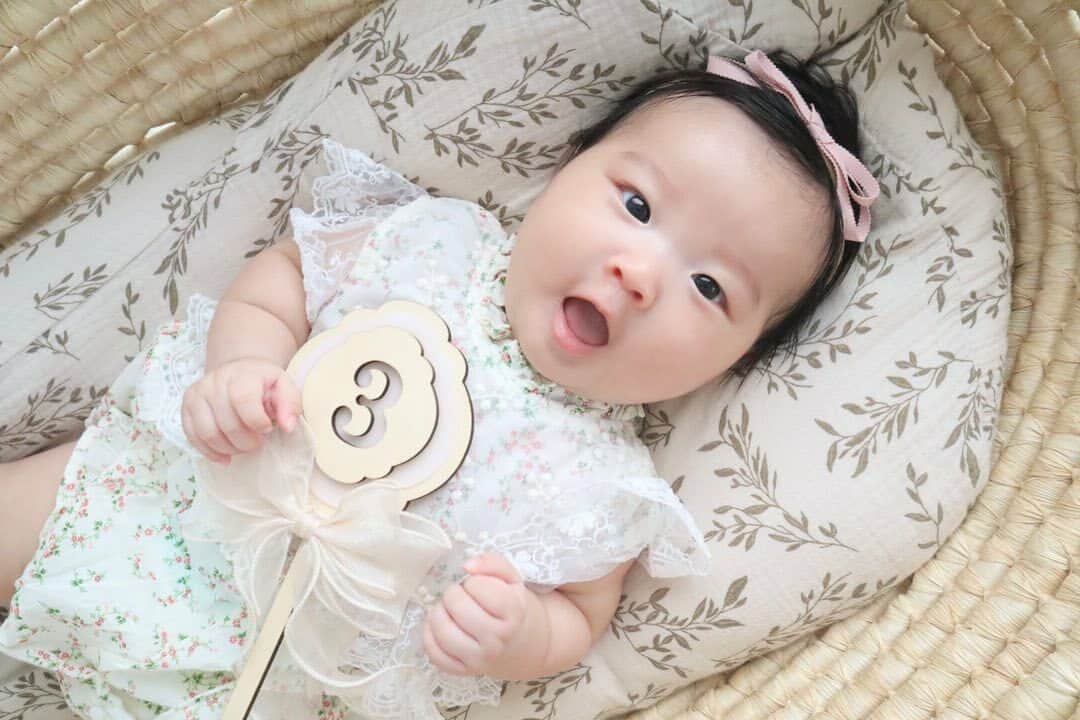 Canon EOS Kiss公式［with Kiss］のインスタグラム：「.@na_sr125 さんからの一枚。 「最近は姿が見えなくなると 泣くようになってそれもまた可愛い🤍ˎˊ˗ いつも横向きに寝かせるのに朝起きたらなぜか 足元の方で縦向きになってたりベビーベッドの中での 大移動がすごくて毎日びっくりする。笑 歌ってあげたり絵本見て笑ってくれるようになった✨ 首はだいぶすわってきたと思うけど 寝返りする気はまだなさそうなつきちゃん😂 もうすぐ100日🕊️𓂃◌⋆* お祝いするの楽しみ♡」 . ★KissユーザーとEOS R50ユーザーの皆さんの写真をご紹介！ . キヤノンEOS Kissで撮られた写真に 「 #Kissカメラ 」をつけて投稿いただいた 皆さまの写真をご紹介します。 . キヤノンEOS R50で撮られた写真に 「 #Kissカメラ 」に加え、「 #EOSR50 」をつけて 投稿いただいた皆さまの写真をご紹介します。 . #eoskiss シリーズのミラーレスカメラ「EOS Kiss M2」。 小型・軽量ながら人物の「瞳」を追いかける瞳AF機能を搭載するなど、 動き回るお子様の撮影でも、大切な一瞬を逃しません。 . 一眼レフKissでは、「EOS Kiss X10i」が好評発売中！ Kissシリーズの【かんたん、きれい、コンパクト】をEOS Rシステムとして実現した「EOS R50」が好評発売中！ . . #EOSKissM2 #EOSKissX10i #EOSKissX10 の詳細は、 本アカウントのプロフィール（ @with.kiss ）のURLから。 . #EOSKissM2 #EOSKissX10i #EOSKissX10 #EOSR50 #KissisMyLife #eoskiss #withkiss #キヤノン #canon #eos #kissカメラ #育児 #子育て #親ばか #こども #子供 #写真」