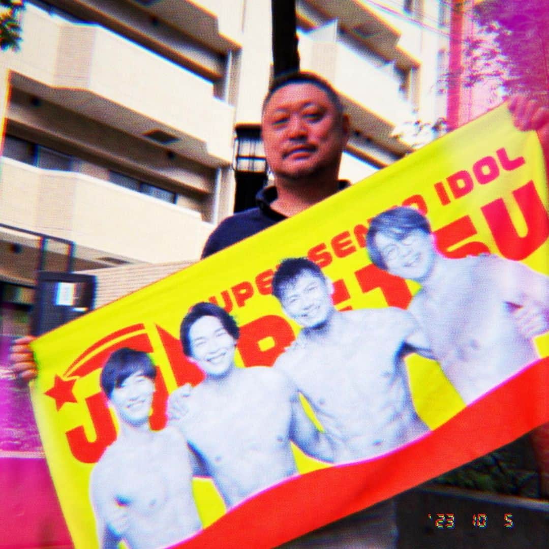 純烈さんのインスタグラム写真 - (純烈Instagram)「💜❤🧡💚  ＼ #新グッズ 本日より会場販売！／  ★BIGマルチタオル~推しに包まれたり…♡~  ★なんてったってタオル(青)  ぜひ、物販ブースにお立ち寄りください😊✨   #フィルム風」10月5日 11時39分 - junretsu_official
