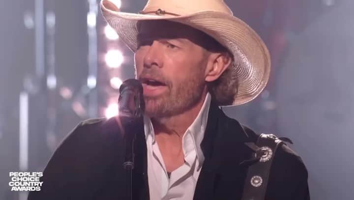 ジュリ・インクスターのインスタグラム：「Such an amazing performance from my great friend @tobykeith So inspired by watching him perform at the PCCA’s. His first performance back while battling cancer. Much love to Toby & his wife, Tricia.」