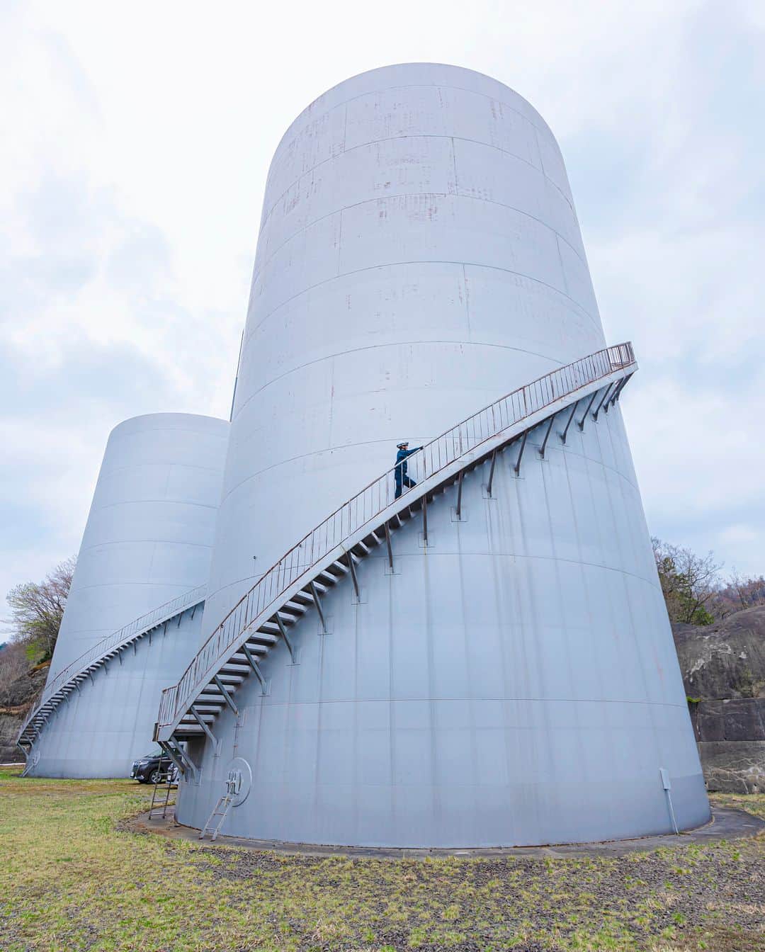 東京電力ホールディングス株式会社のインスタグラム：「玉原発電所　サージタンク Surge Tank at Tambara Hydroelectric Power Station  玉原発電所は、群馬県利根郡みなかみ町にある最大出力120万kWの揚水式水力発電所です。 このサージタンクは、貯水池と発電所の間に設置され、水車の負荷変動やバルブを開閉する時の、水圧の急激な変化を抑える働きがあります。  #東京電力 #tepco #群馬県 #発電所 #水力発電所 #再生可能エネルギー #renewableenergy #renewable #renewablepower #powerstation #powerplant #hydroelectric #hydroelectricpower #曇り空 #くもり #clouds_of_our_world #cloudscapes #cloudsky」